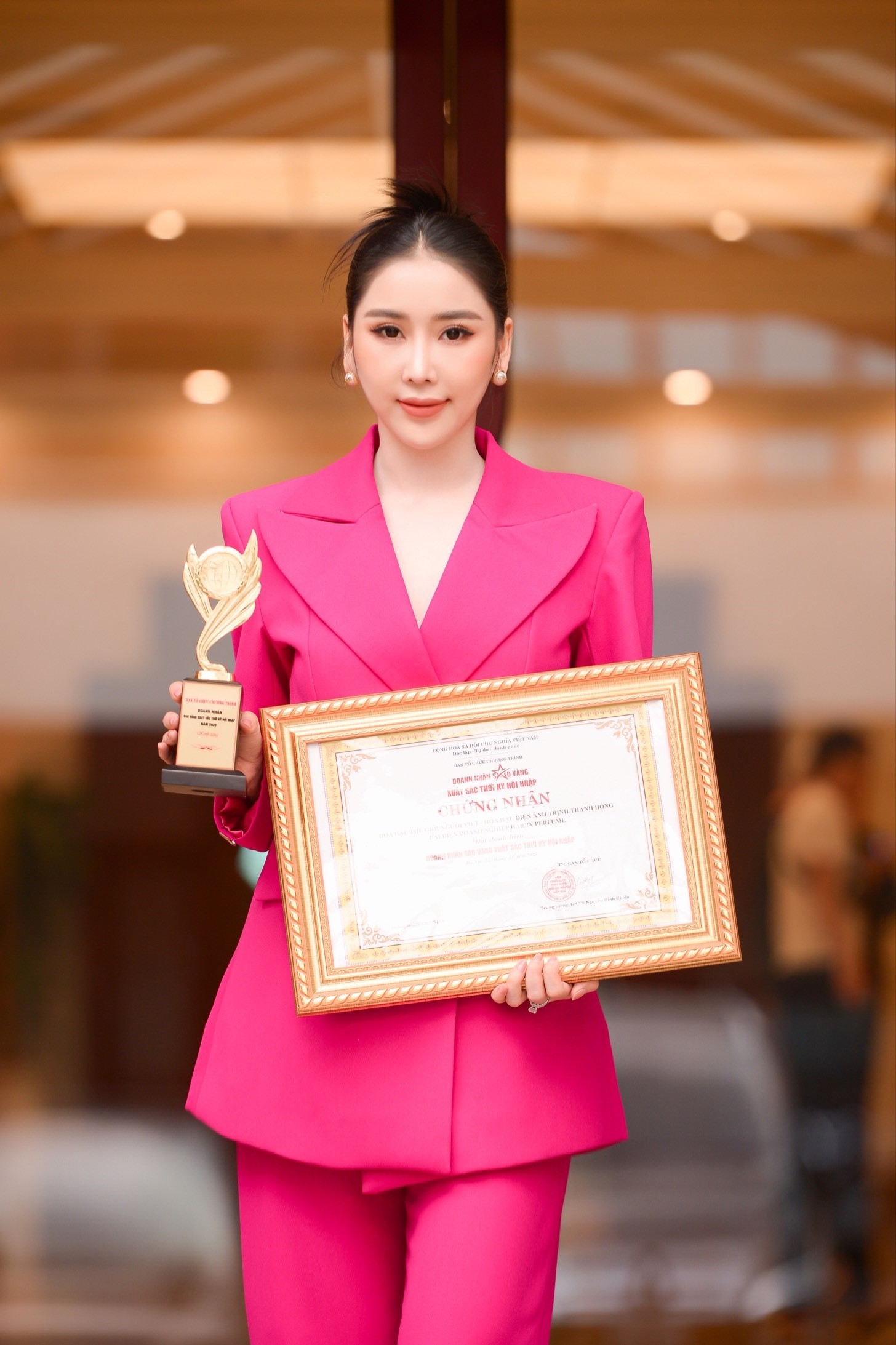 Hoa hậu Trịnh Thanh Hồng - Bà chủ H-Harry Perfume được vinh danh “Doanh nhân Sao Vàng 2023” - ảnh 3