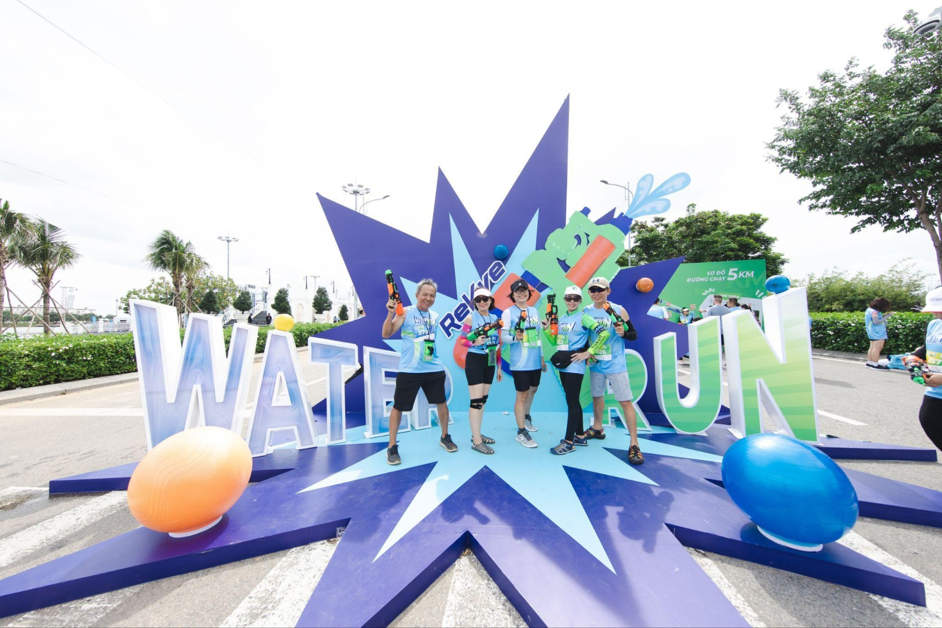 Lộ diện hàng loạt khoảnh khắc “ướt đẫm” thú vị từ hơn 7000 Runner tại Revive Water Run 2023 - ảnh 1