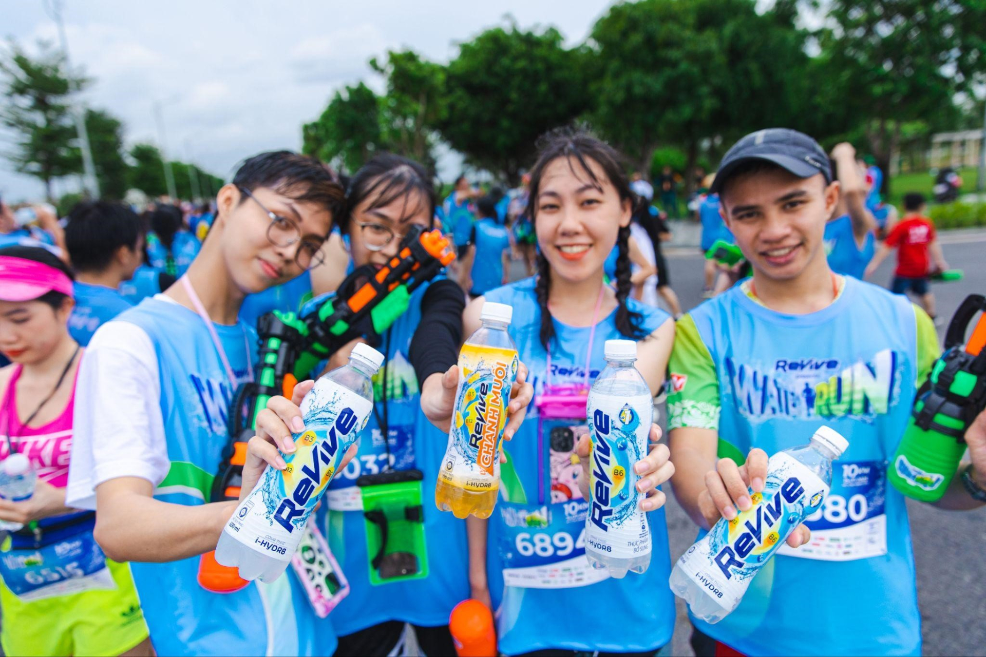 Lộ diện hàng loạt khoảnh khắc “ướt đẫm” thú vị từ hơn 7000 Runner tại Revive Water Run 2023 - ảnh 10