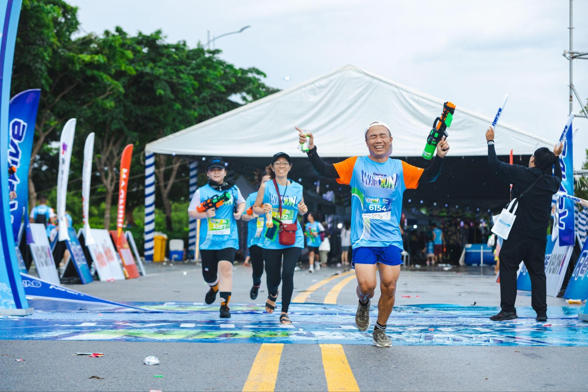 Lộ diện hàng loạt khoảnh khắc “ướt đẫm” thú vị từ hơn 7000 Runner tại Revive Water Run 2023 - ảnh 11