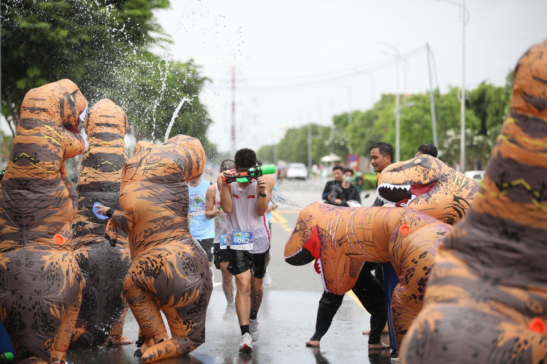 Lộ diện hàng loạt khoảnh khắc “ướt đẫm” thú vị từ hơn 7000 Runner tại Revive Water Run 2023 - ảnh 5