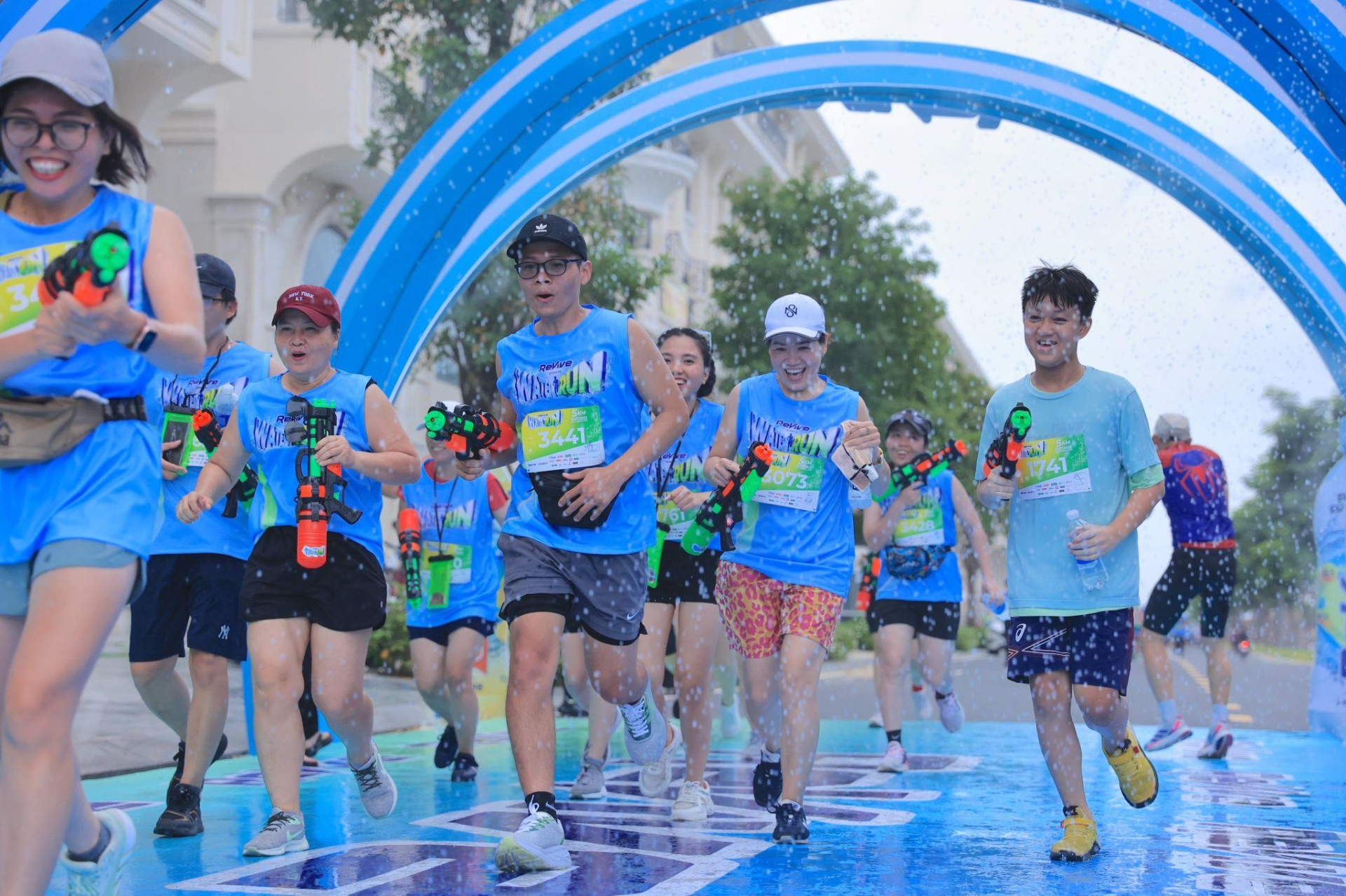Lộ diện hàng loạt khoảnh khắc “ướt đẫm” thú vị từ hơn 7000 Runner tại Revive Water Run 2023 - ảnh 6