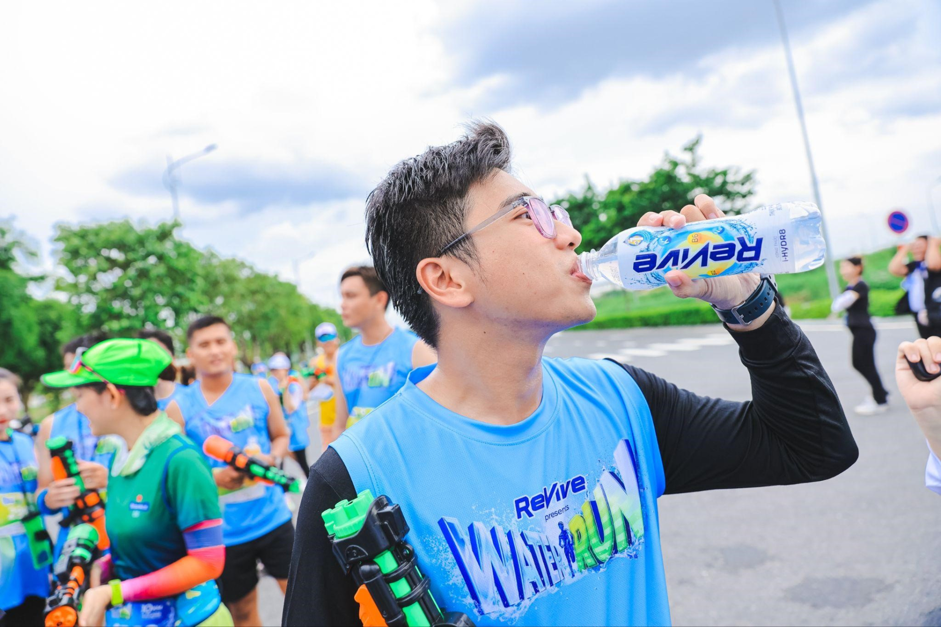 Lộ diện hàng loạt khoảnh khắc “ướt đẫm” thú vị từ hơn 7000 Runner tại Revive Water Run 2023 - ảnh 8
