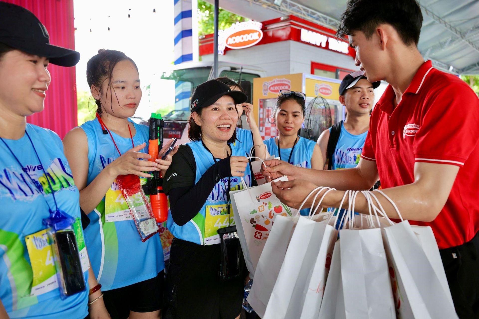 Trạm mì Acecook giải cứu hàng trăm “chiếc bụng đói” tại Water Run 2023 - ảnh 5