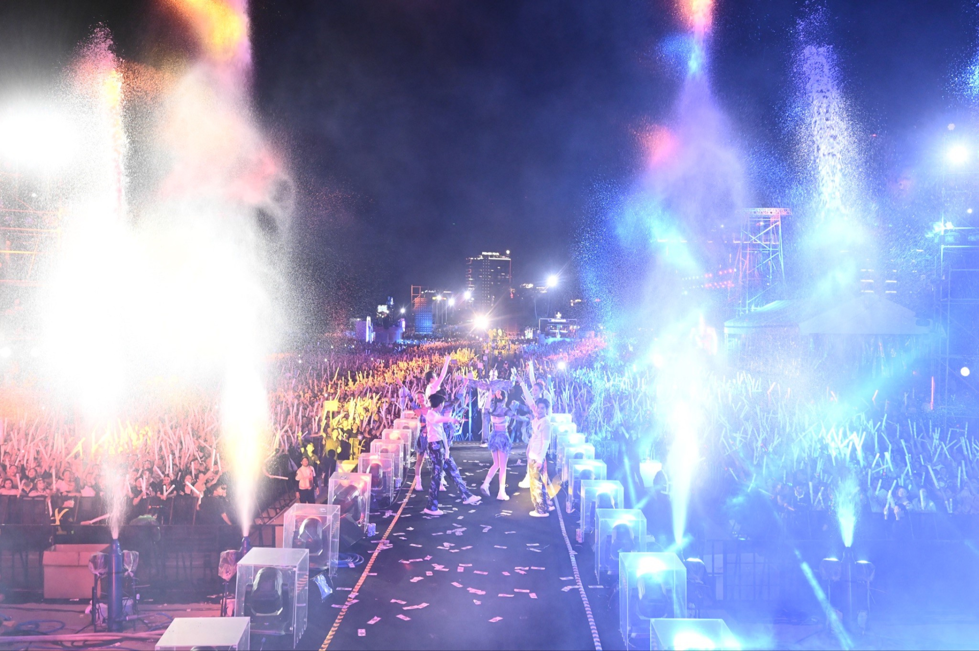 Vài giờ trước đêm bùng nổ, Top DJ thế giới, Tóc Tiên,… cùng các siêu sao đã có mặt tại Tiger Crystal Rave Đà Nẵng - ảnh 7