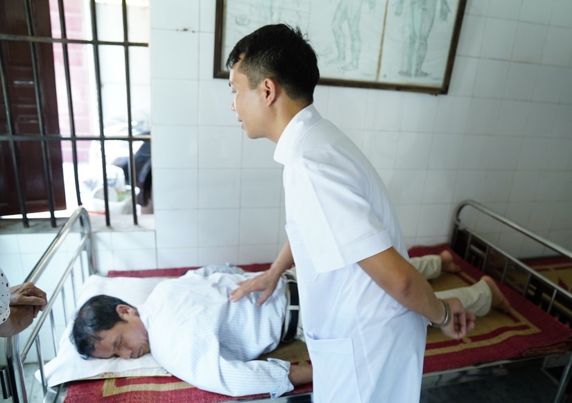 Tiếp nối ông, cha hành nghề y - Bác sĩ Bùi Đức Trọng được người người biết ơn - ảnh 3
