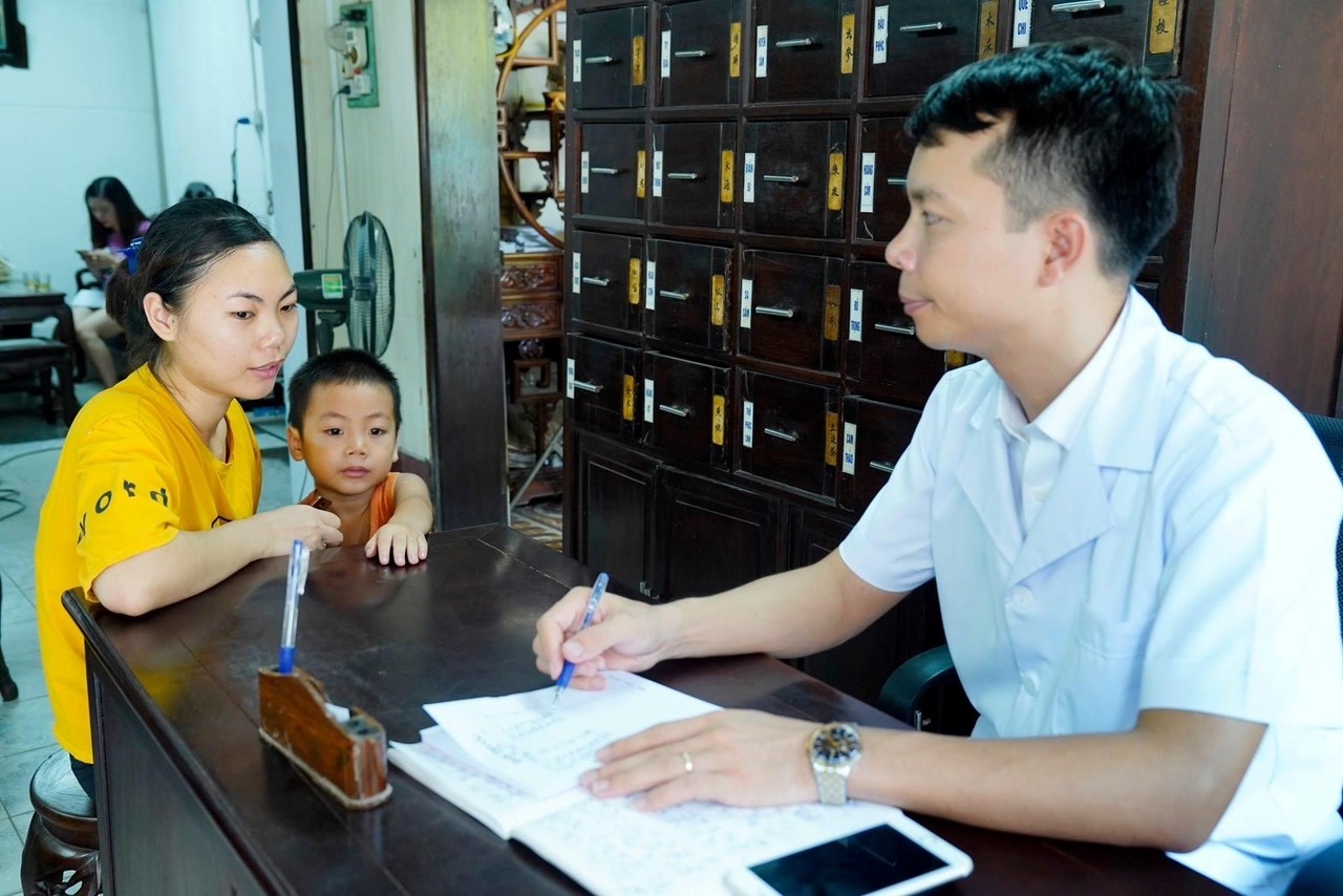 Tiếp nối ông, cha hành nghề y - Bác sĩ Bùi Đức Trọng được người người biết ơn - ảnh 4