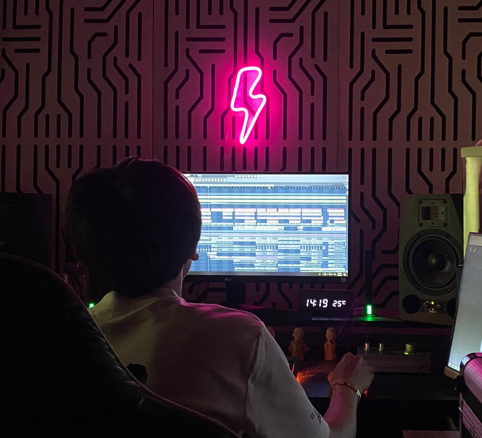 Nguyễn Văn Tiến - DJ/Producer T.Bynz Sự nỗ lực vượt mọi giới hạn trên con đường âm nhạc - ảnh 2