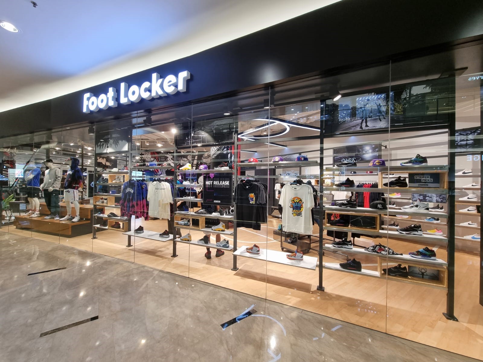 Tin vui cho các Sneakerhead: Foot Locker sắp đến Việt Nam - ảnh 1