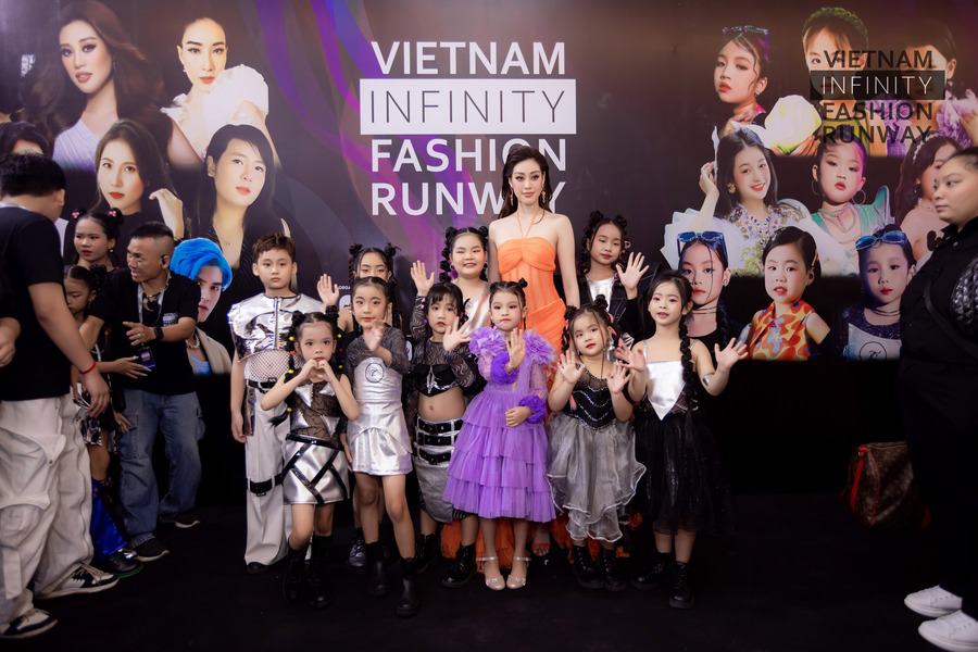 In Space và In Color trình làng VietNam Infinity Fashion Runway: Một bước tiến lớn trong tư duy nghệ thuật của NTK Trinh Châu - ảnh 1