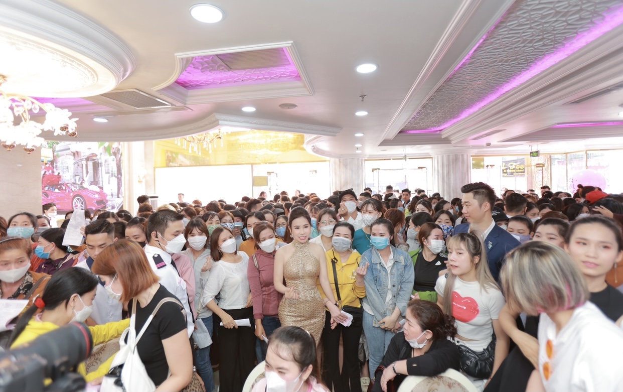 Choáng với độ chịu chi của doanh nhân Hoàng Kim Khánh khi mạnh tay tặng vợ chiếc váy đính hơn 1000 viên kim cương - ảnh 5