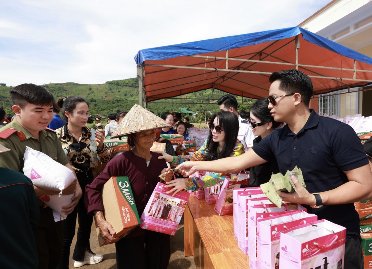 Choáng với độ chịu chi của doanh nhân Hoàng Kim Khánh khi mạnh tay tặng vợ chiếc váy đính hơn 1000 viên kim cương - ảnh 4