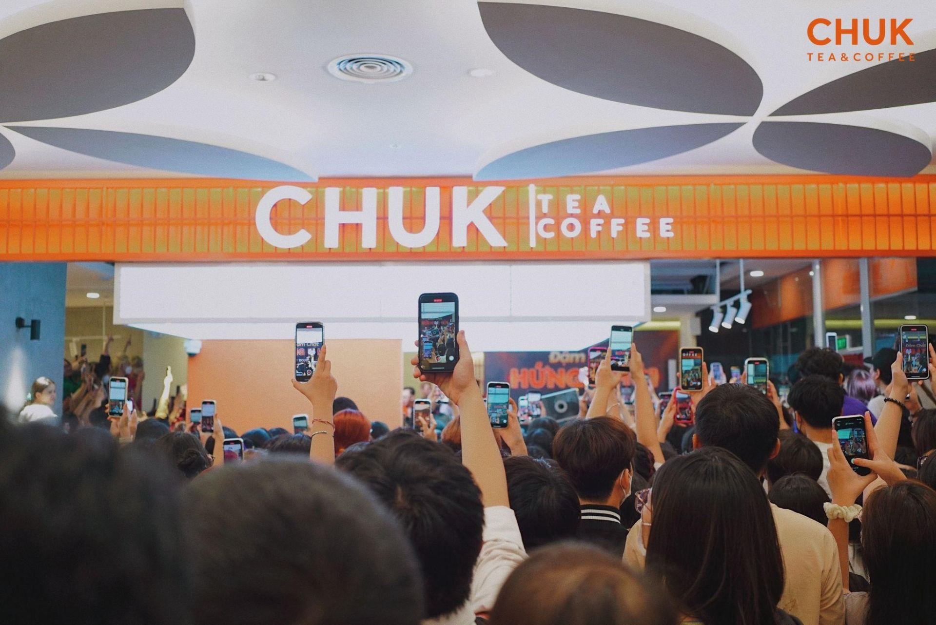 Minishow đón “nhà mới” của Chuk Tea & Coffee đậm chất hứng khởi với sự xuất hiện của Double2T - ảnh 1
