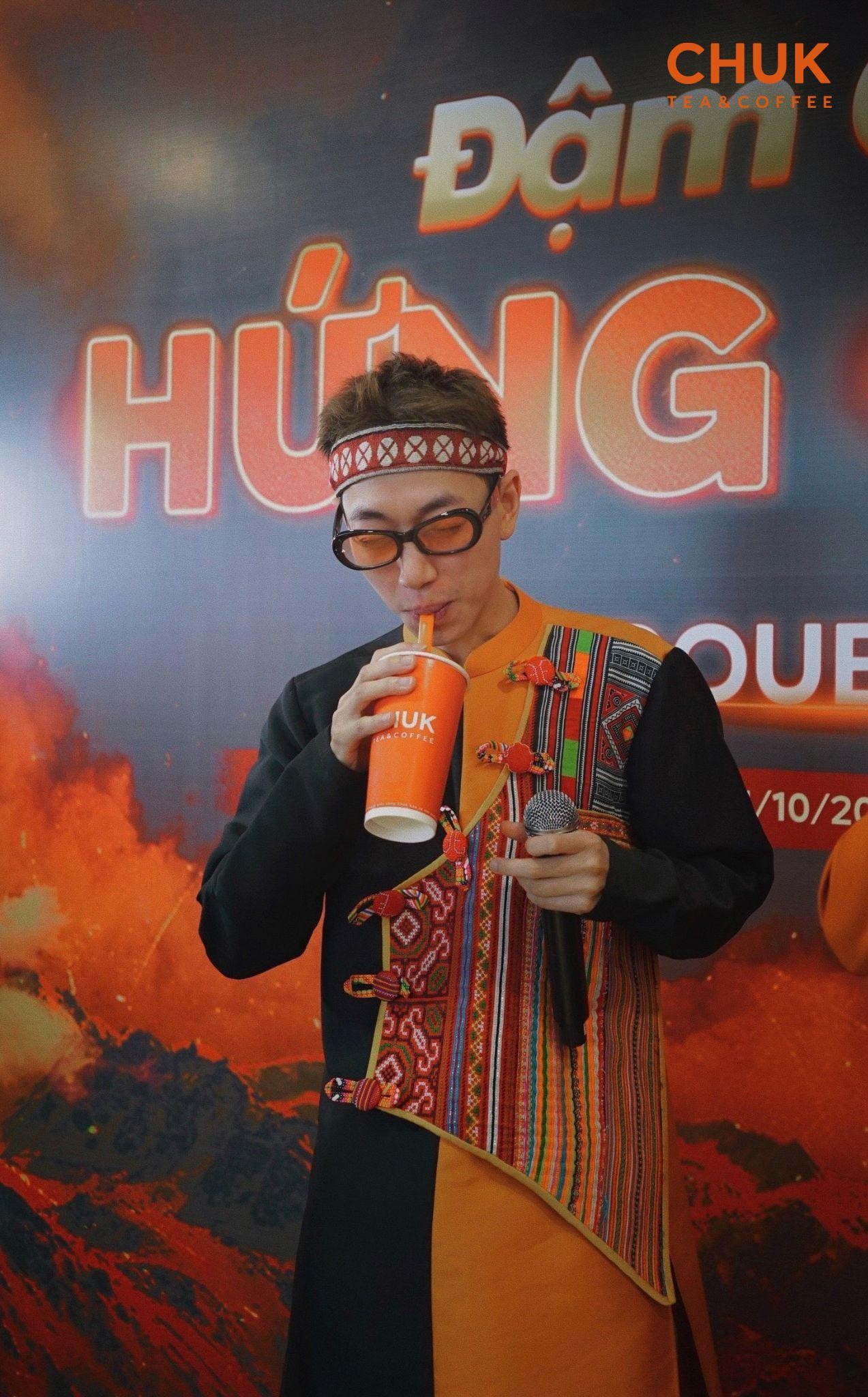 Minishow đón “nhà mới” của Chuk Tea & Coffee đậm chất hứng khởi với sự xuất hiện của Double2T - ảnh 3