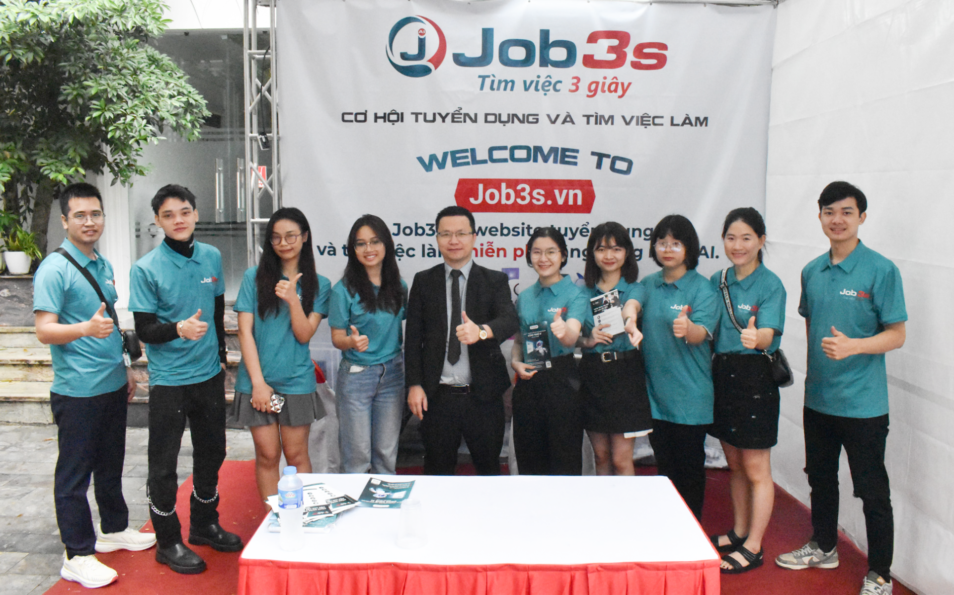Gian hàng của Job3s.vn hút hàng ngàn sinh viên tại Ngày hội việc làm UEB JOB FAIR 2023 - ảnh 2