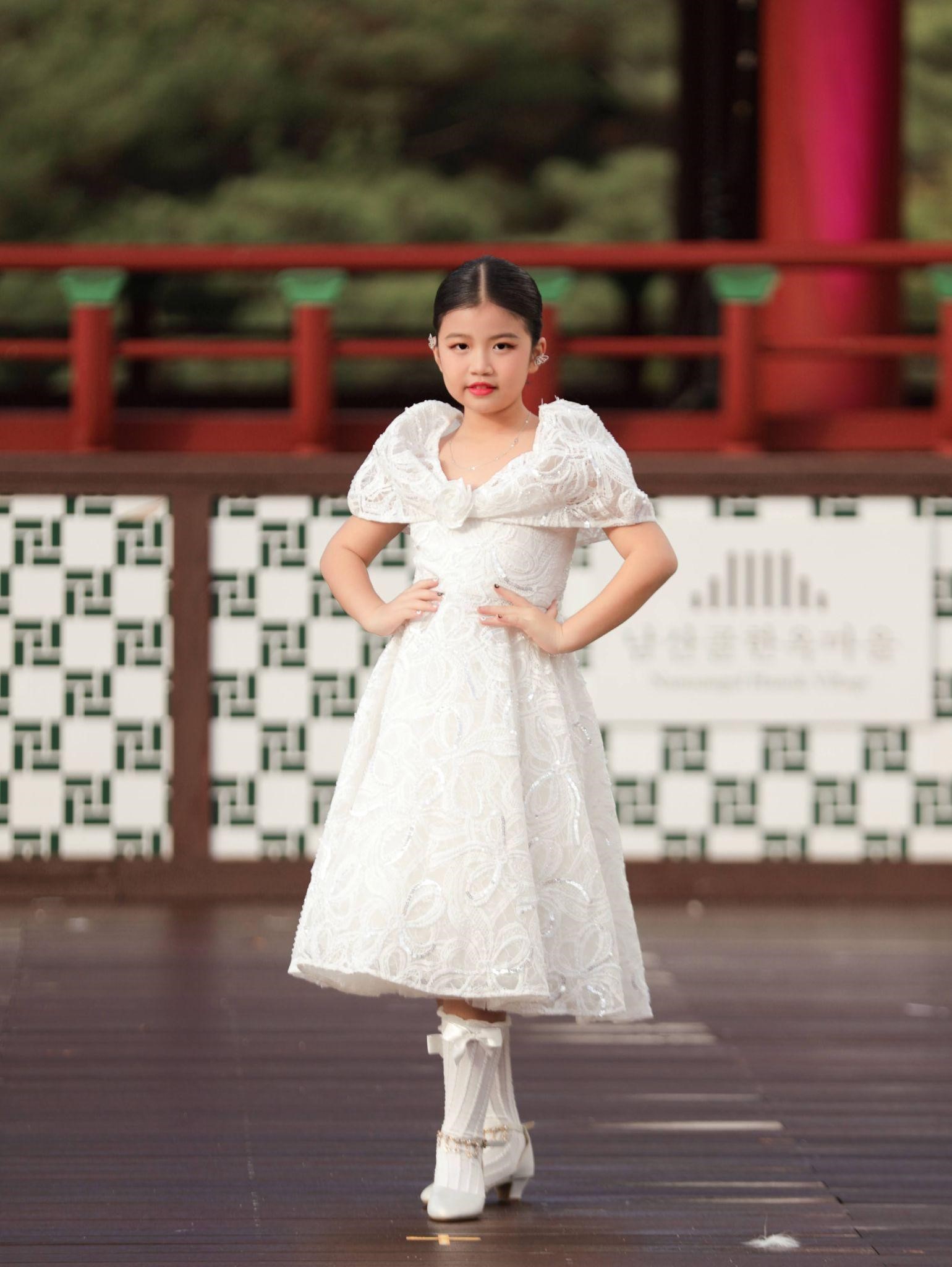 Minnie Cindy - Mẫu nhí Việt Nam tỏa sáng trên sàn diễn quốc tế Asian Kids Fashion Week - ảnh 8