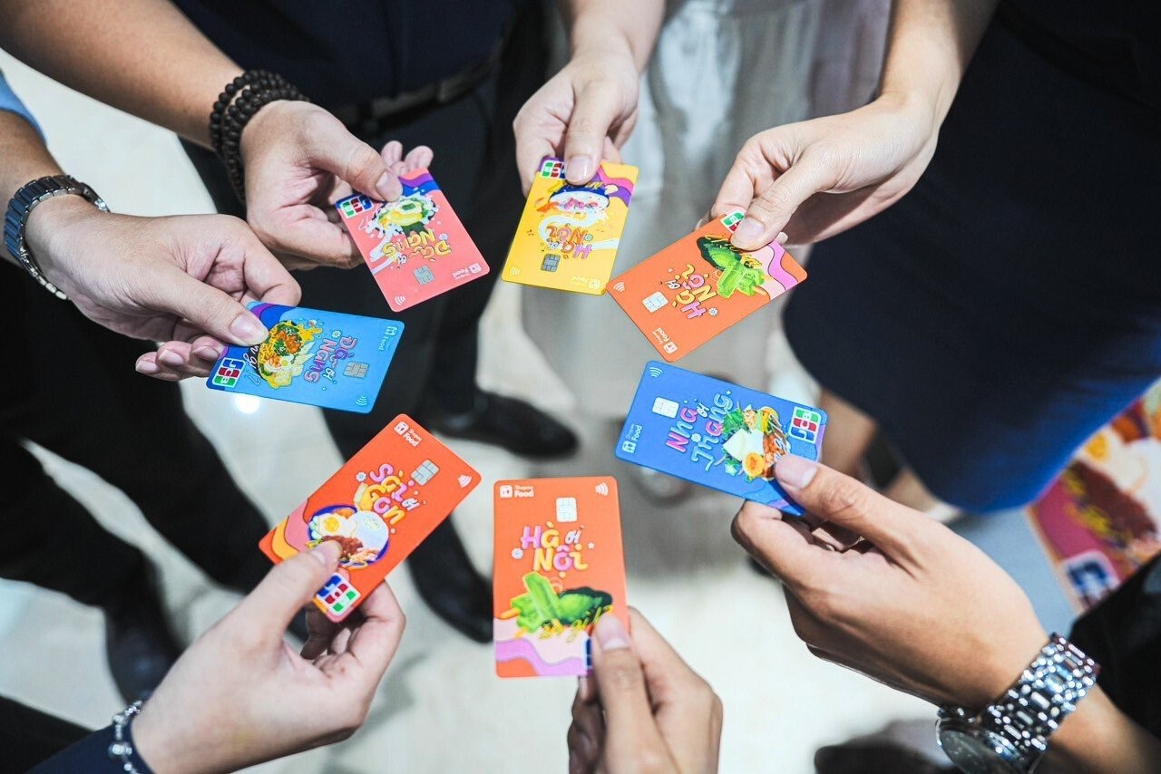 GenZ 'flex' bộ thẻ đa năng MB JCB Hi ShopeeFood cực cá tính và trendy - ảnh 3