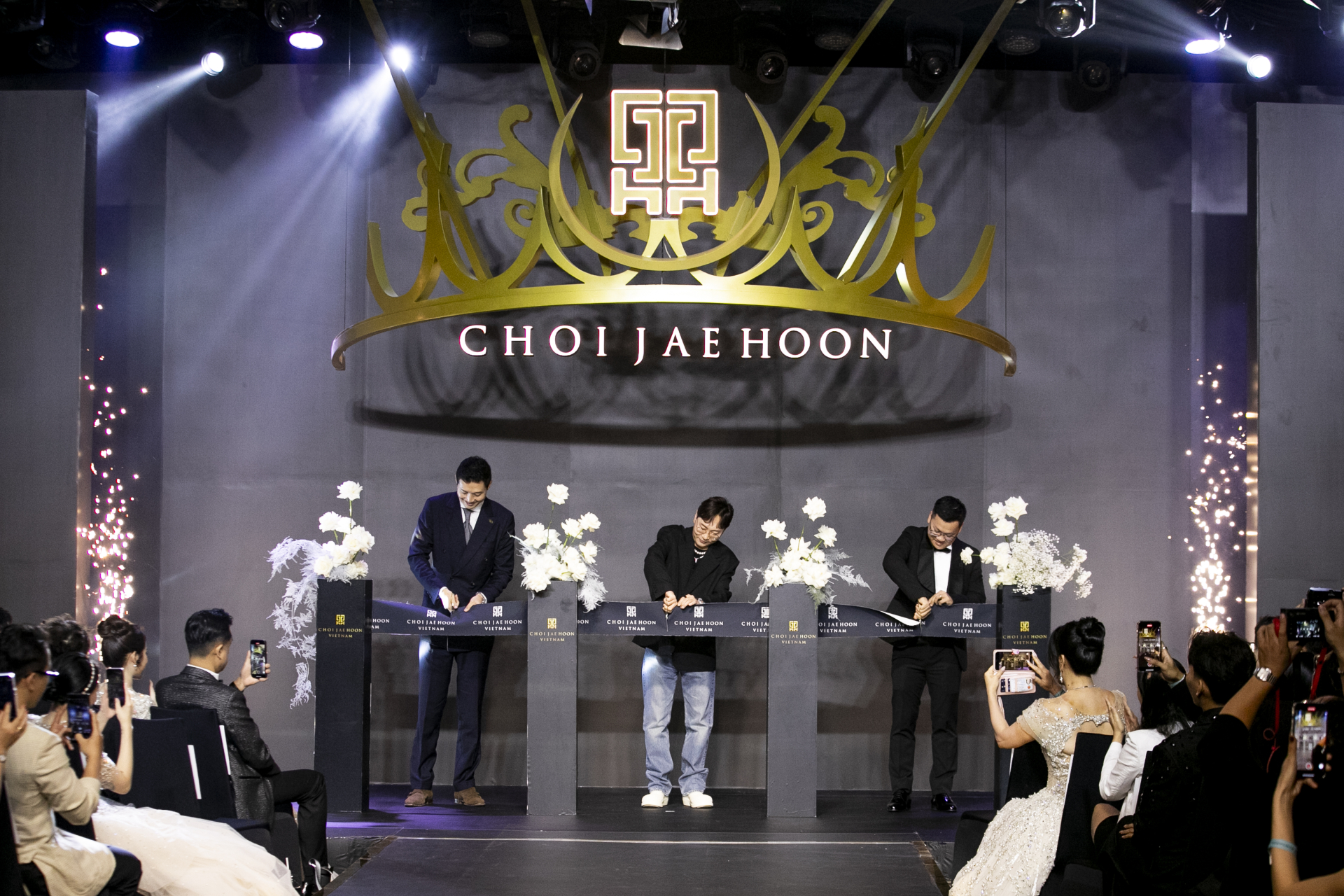 Choi Jae Hoon - Nhà Thiết Kế váy cưới cho các celeb hàng đầu Hàn Quốc trình diễn BST tại Việt Nam - ảnh 2