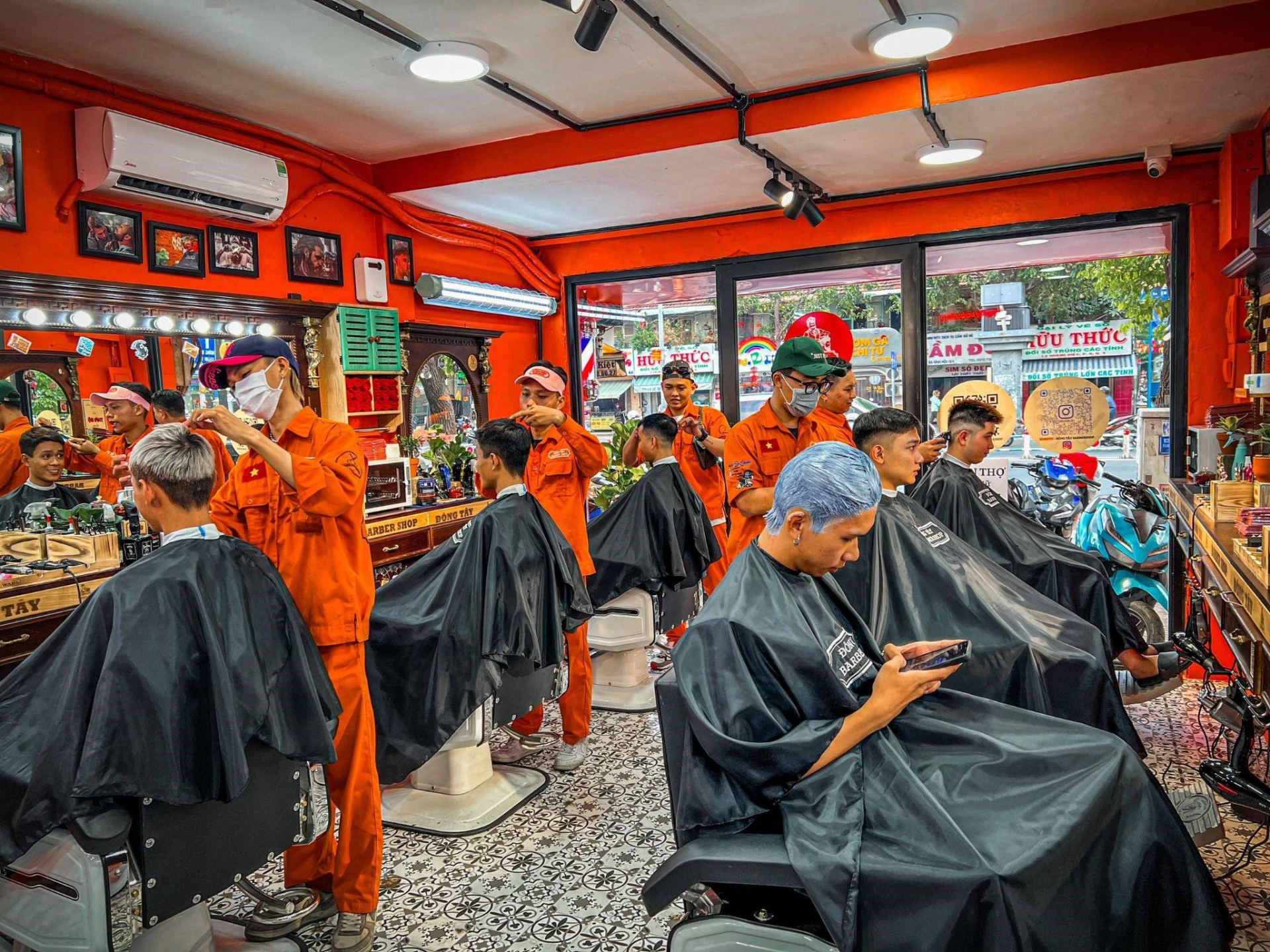 Đông Tây Barbershop: Nơi trải nghiệm cắt tóc độc đáo và hấp dẫn dành cho phái mạnh - ảnh 1
