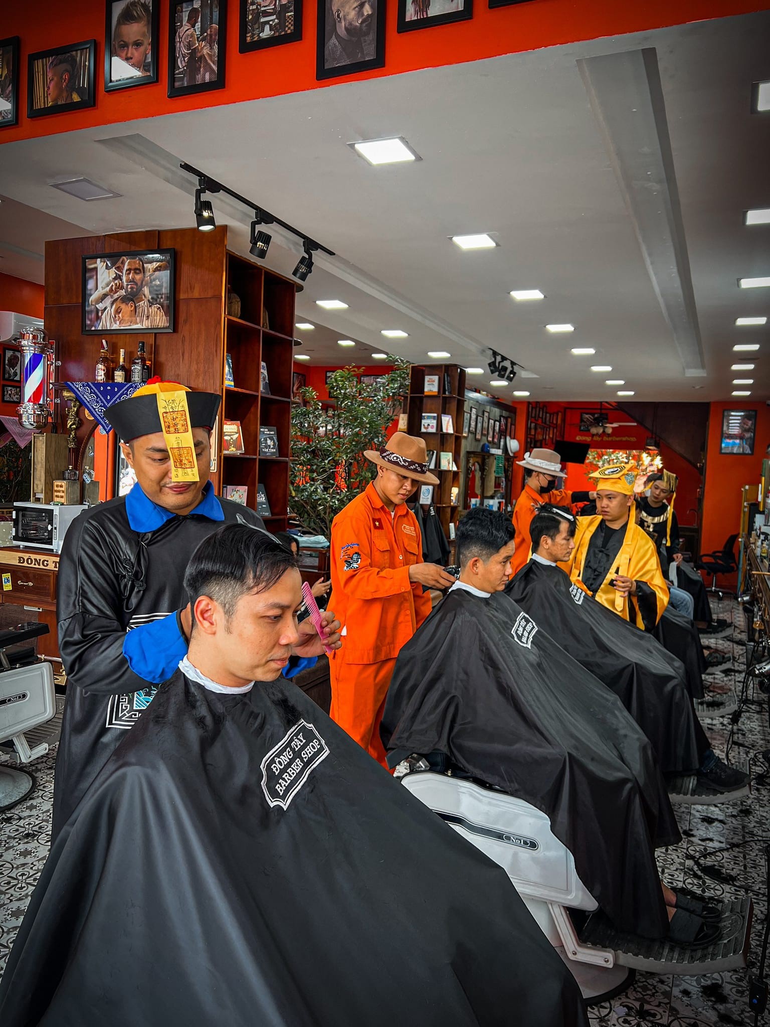 Đông Tây Barbershop: Nơi trải nghiệm cắt tóc độc đáo và hấp dẫn dành cho phái mạnh - ảnh 2