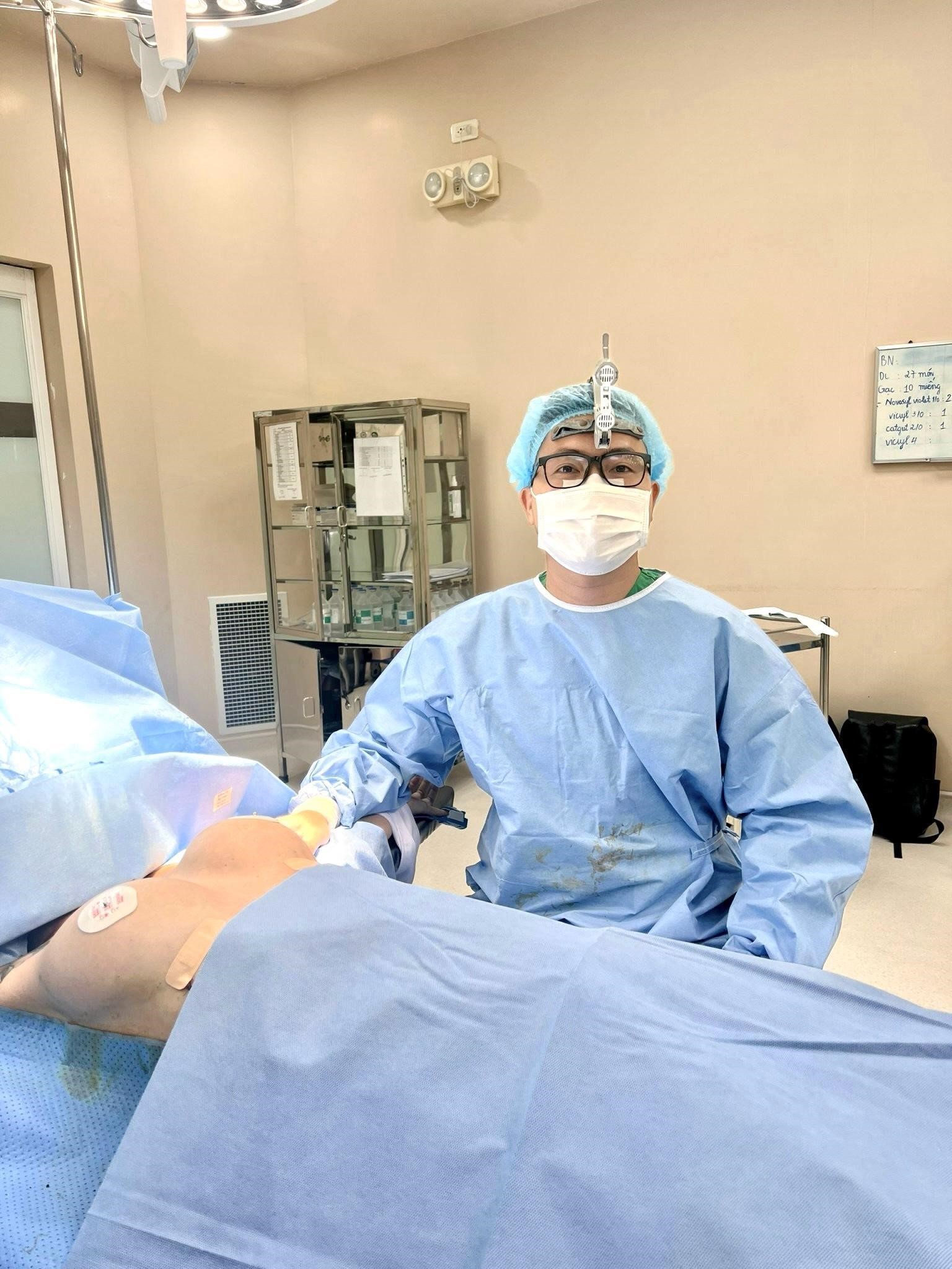 Hành trình tạo dựng vẻ đẹp cho khách hàng của bác sĩ Hiếu Tâm - ảnh 2