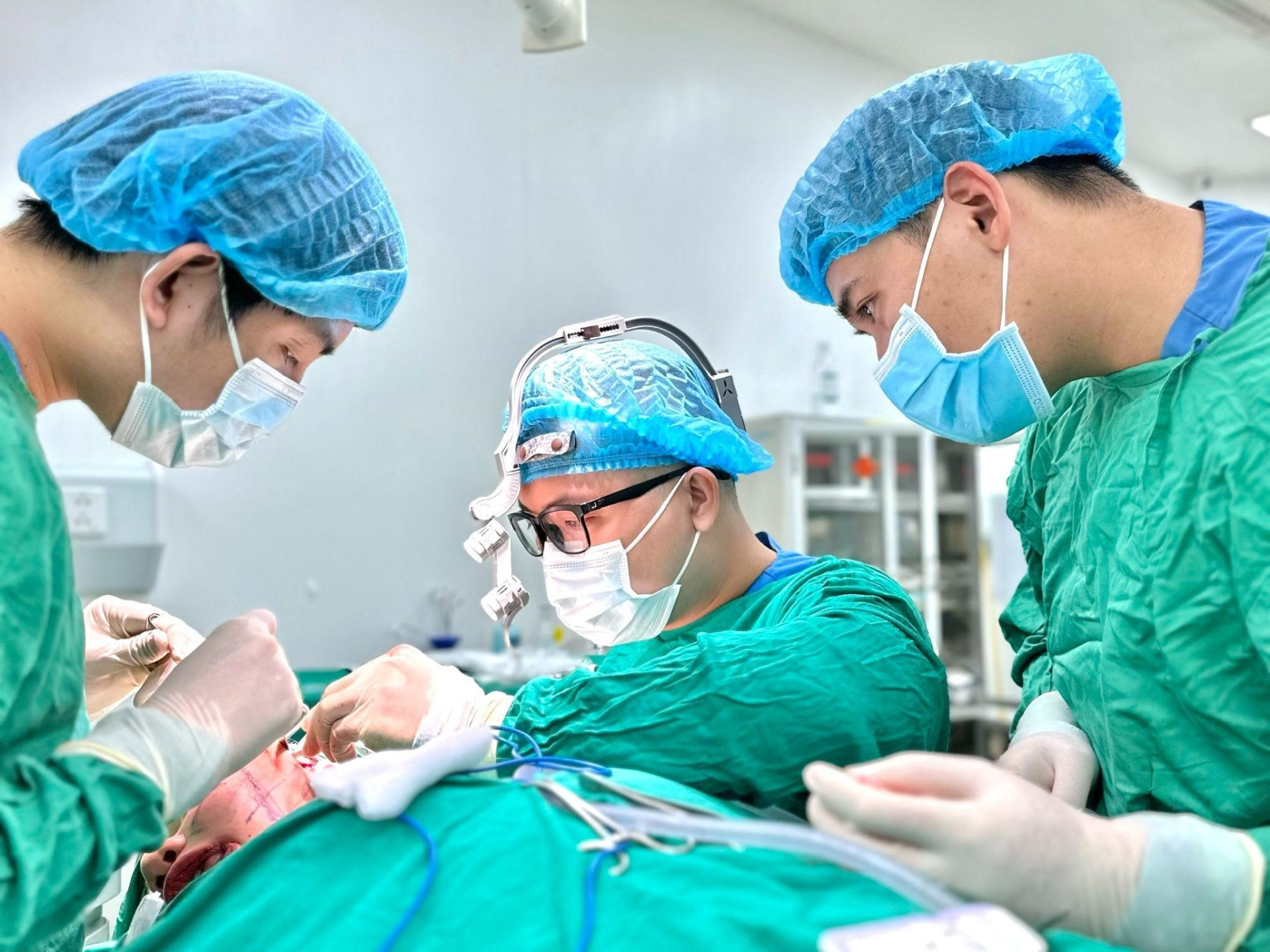 Hành trình tạo dựng vẻ đẹp cho khách hàng của bác sĩ Hiếu Tâm - ảnh 4