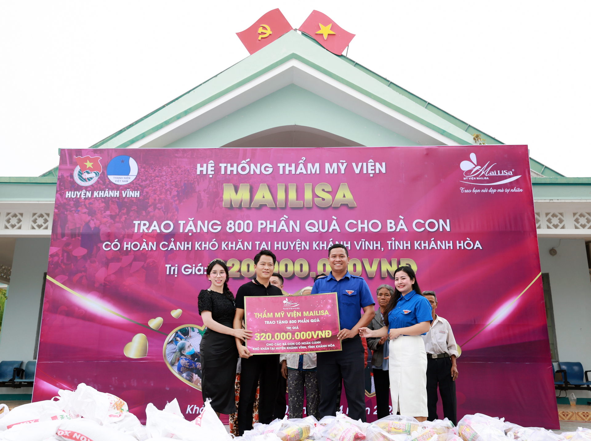 Doanh nhân Hoàng Kim Khánh và Phan Thị Mai tặng gần 1000 phần quà cho bà con có hoàn cảnh khó khăn tại Khánh Vĩnh - ảnh 1
