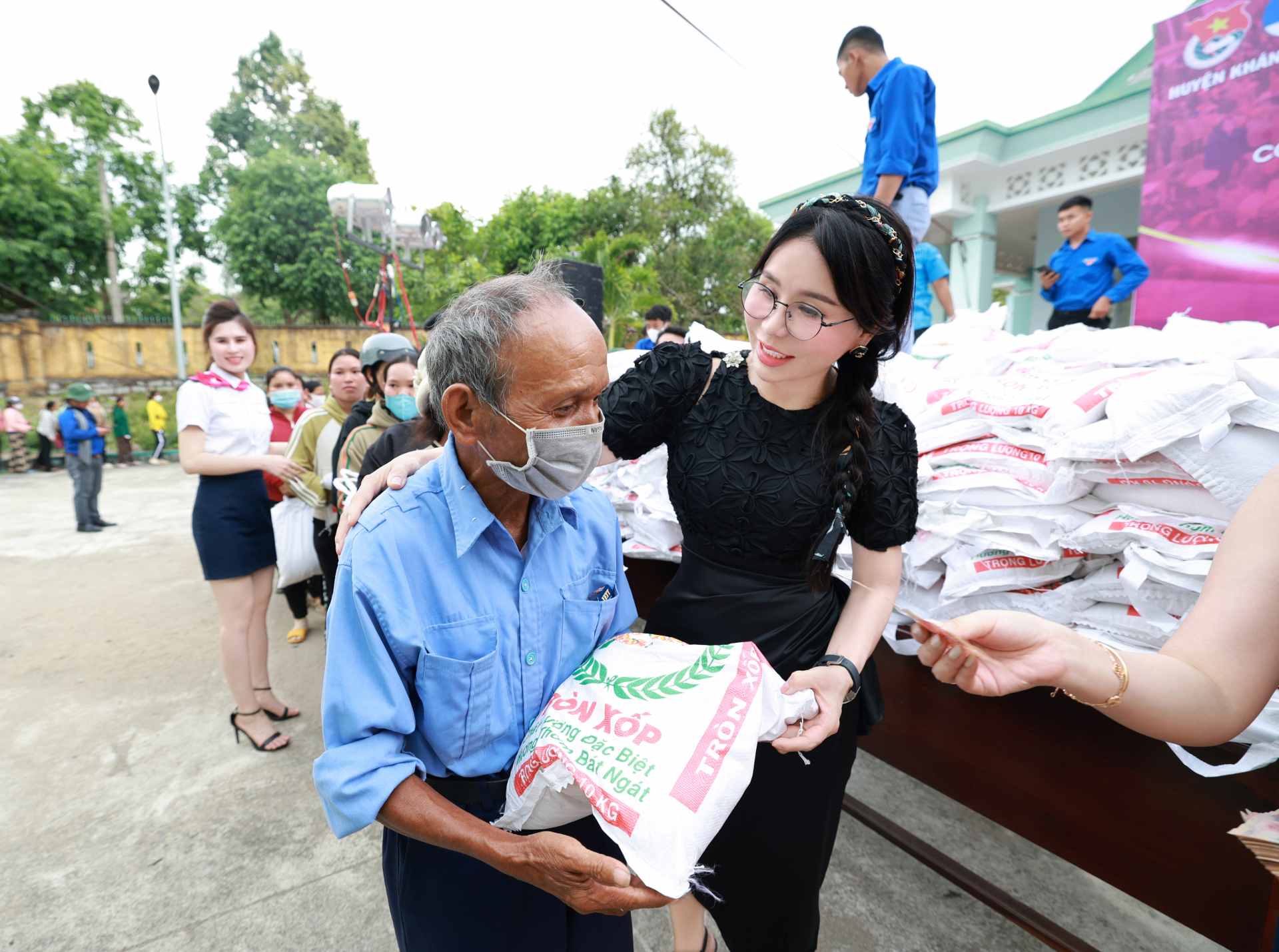 Doanh nhân Hoàng Kim Khánh và Phan Thị Mai tặng gần 1000 phần quà cho bà con có hoàn cảnh khó khăn tại Khánh Vĩnh - ảnh 2