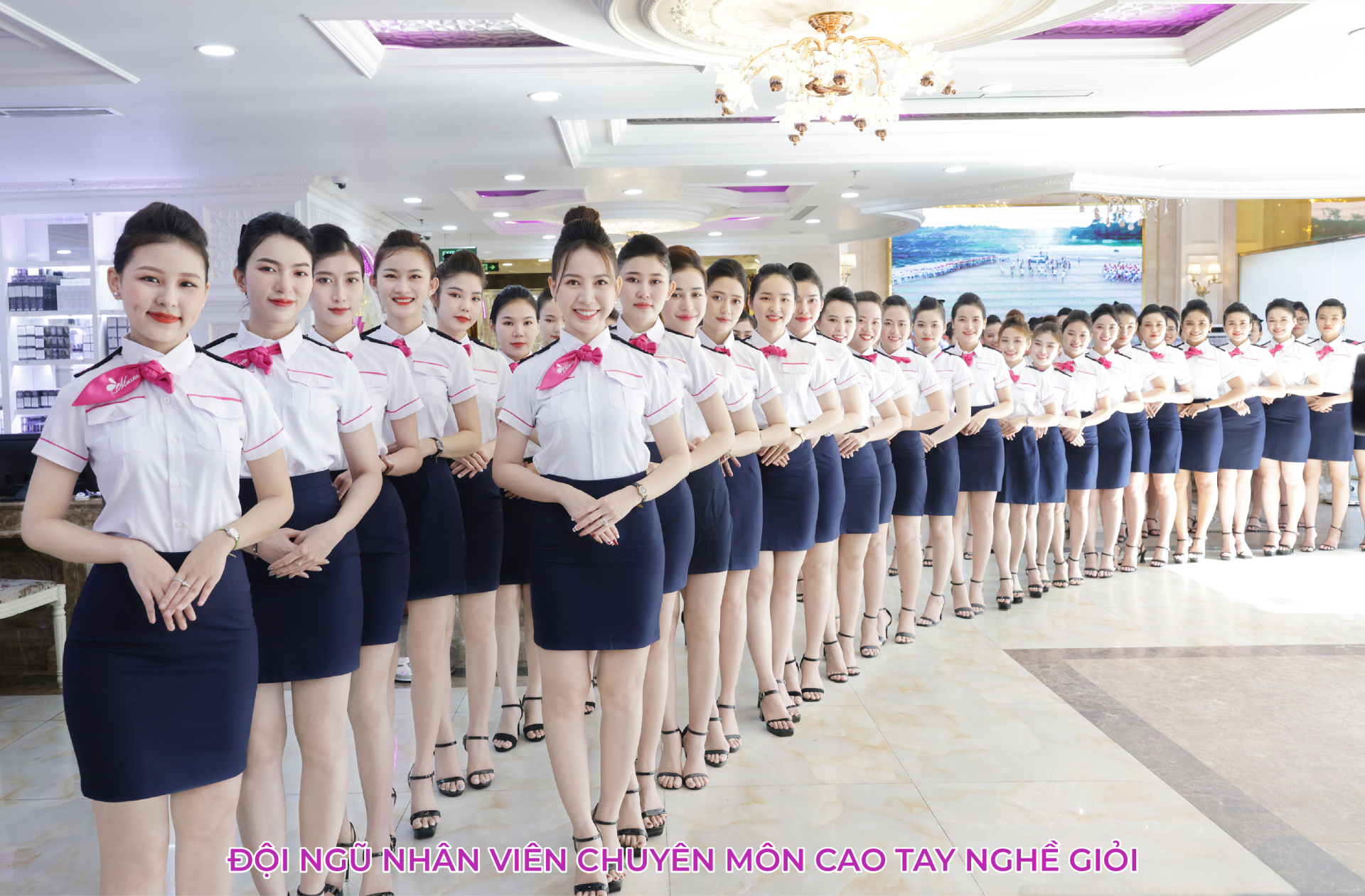 Doanh nhân Hoàng Kim Khánh và Phan Thị Mai tặng gần 1000 phần quà cho bà con có hoàn cảnh khó khăn tại Khánh Vĩnh - ảnh 4