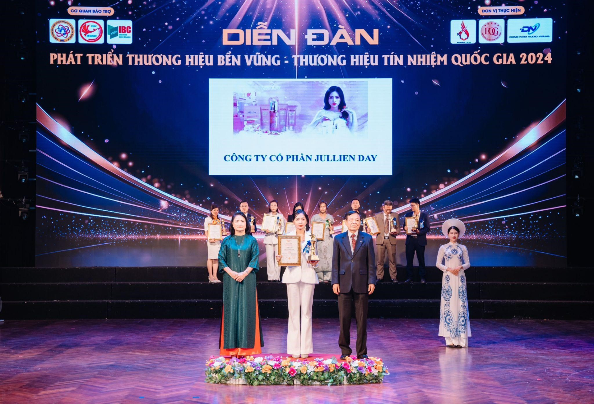 Diễn viên Lương Thu Trang bật mí kí kíp làn da mịn màng từ mỹ phẩm Jullien Day thương hiệu đến từ Hàn Quốc - ảnh 9