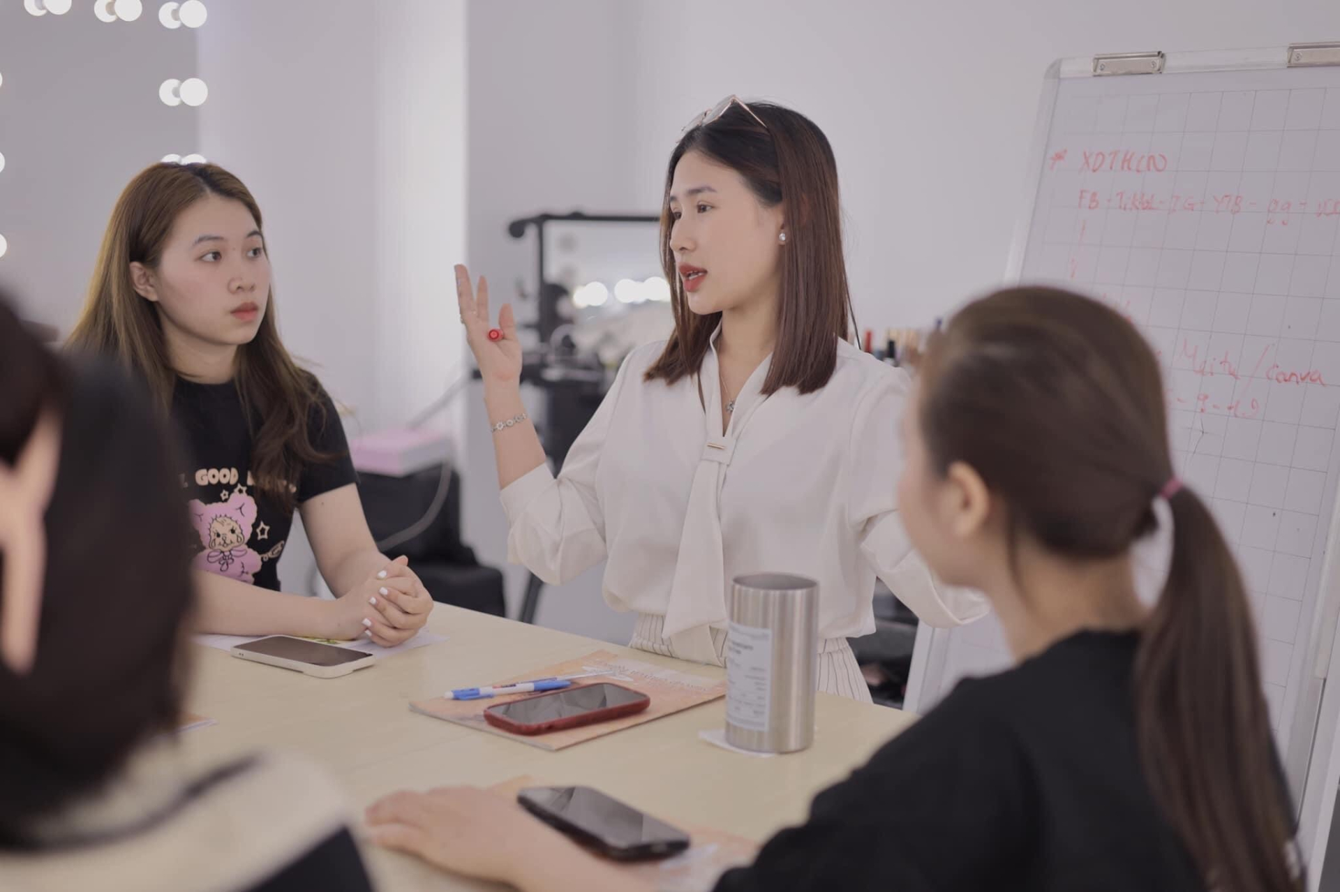 Makeup Artist Luli Phạm cùng những video viral triệu view trải nghiệm ' Makeup giá bình dân' tại các nước - ảnh 2