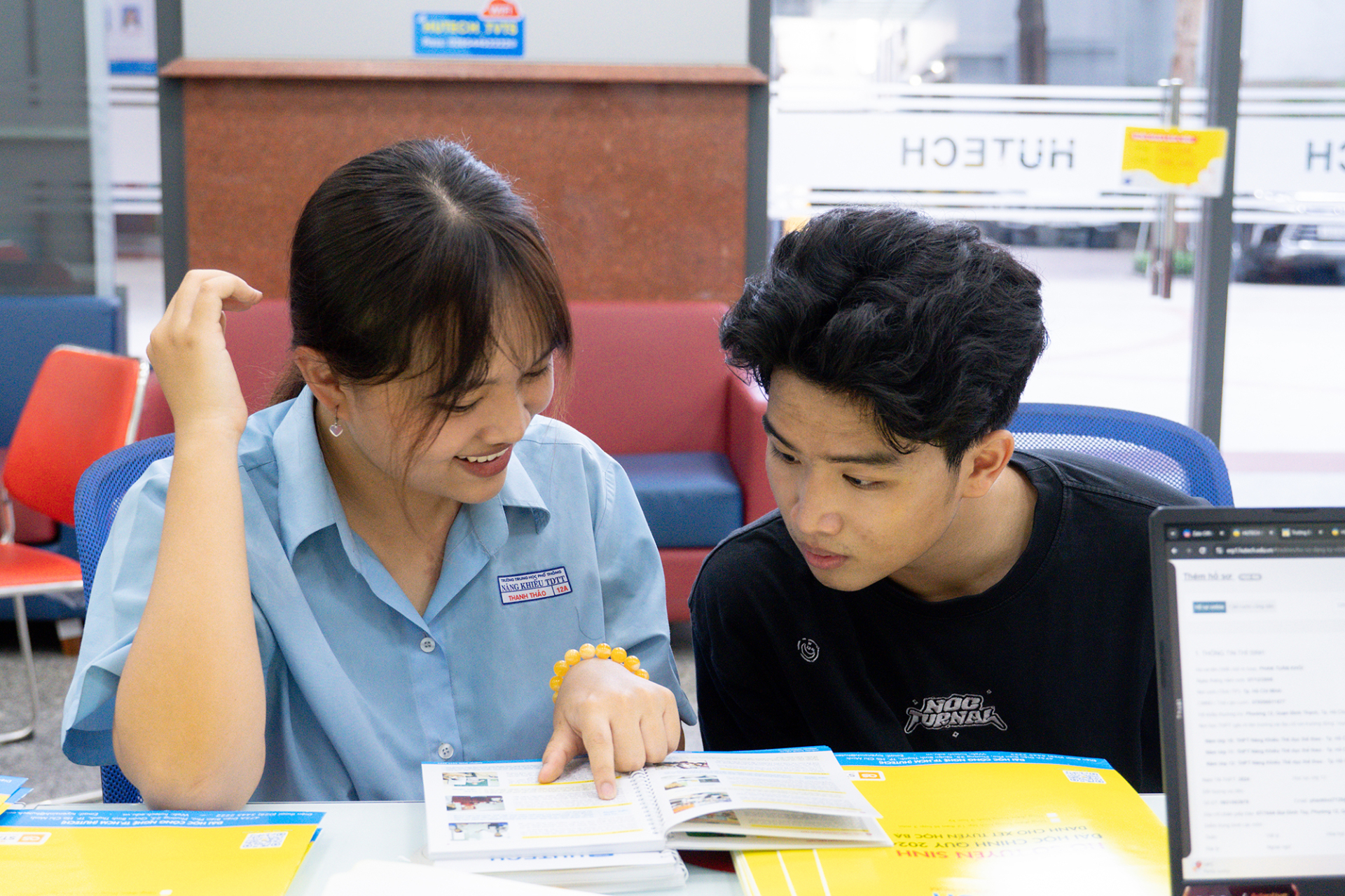 Ngày đầu đăng ký nguyện vọng, nhiều thí sinh đến tìm hiểu thông tin và chốt NV1 vào HUTECH - ảnh 3