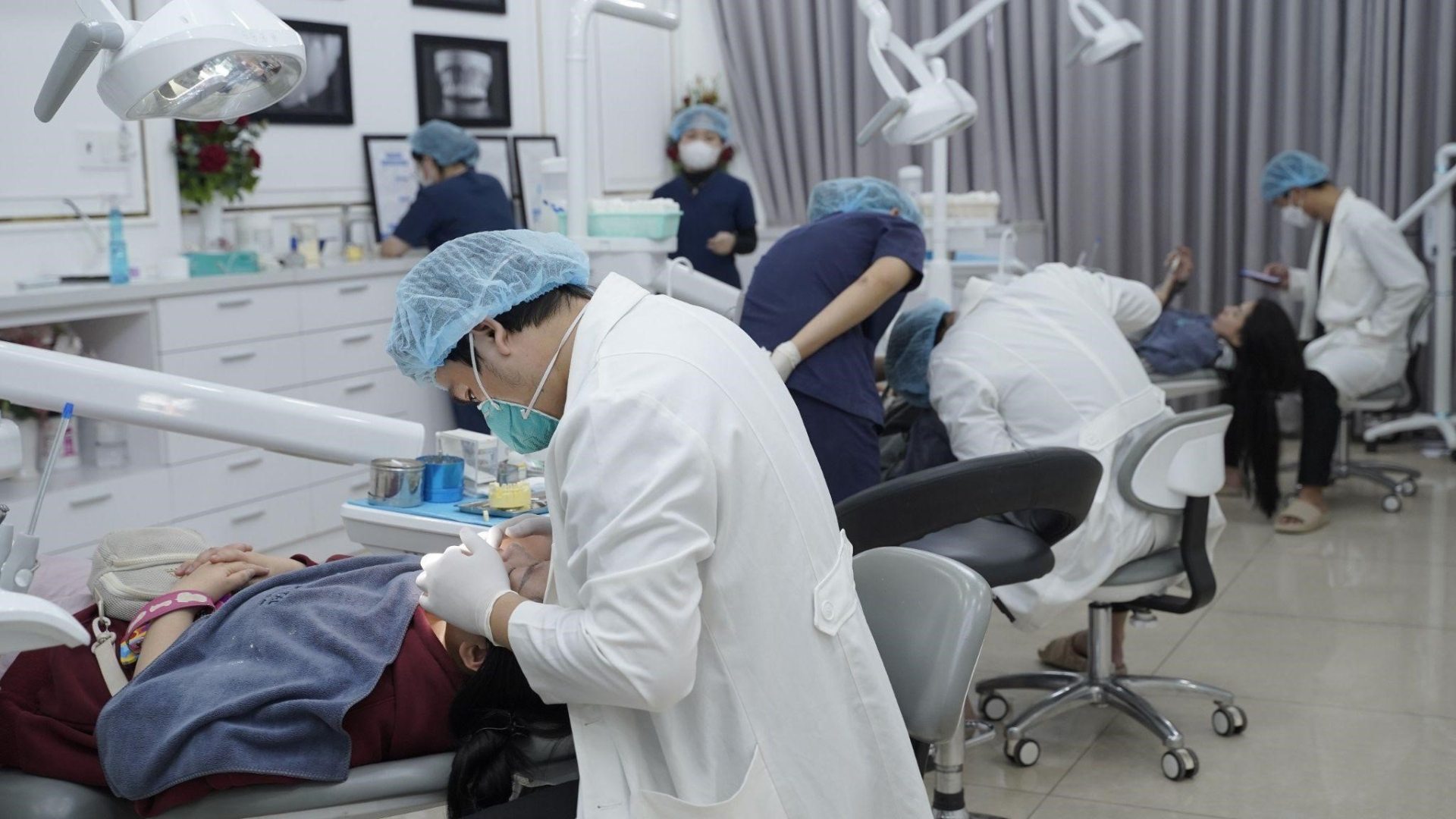 Cải thiện khuyết điểm nụ cười nhờ bọc răng sứ thẩm mỹ tại Nha khoa Fine Dental - ảnh 4