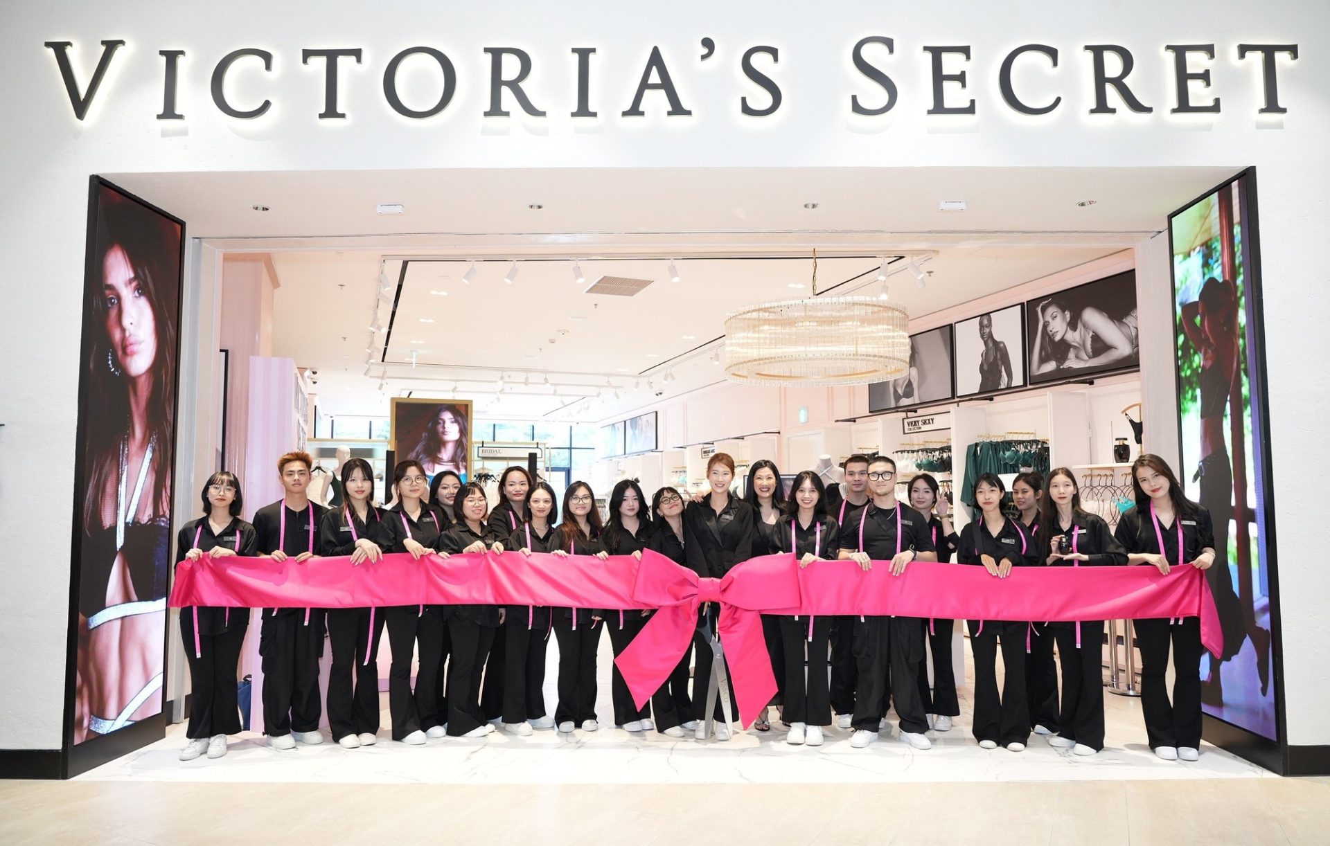 Đế chế nội y hàng đầu thế giới Victoria’s Secret chính thức đổ bộ thị trường Việt Nam - ảnh 1