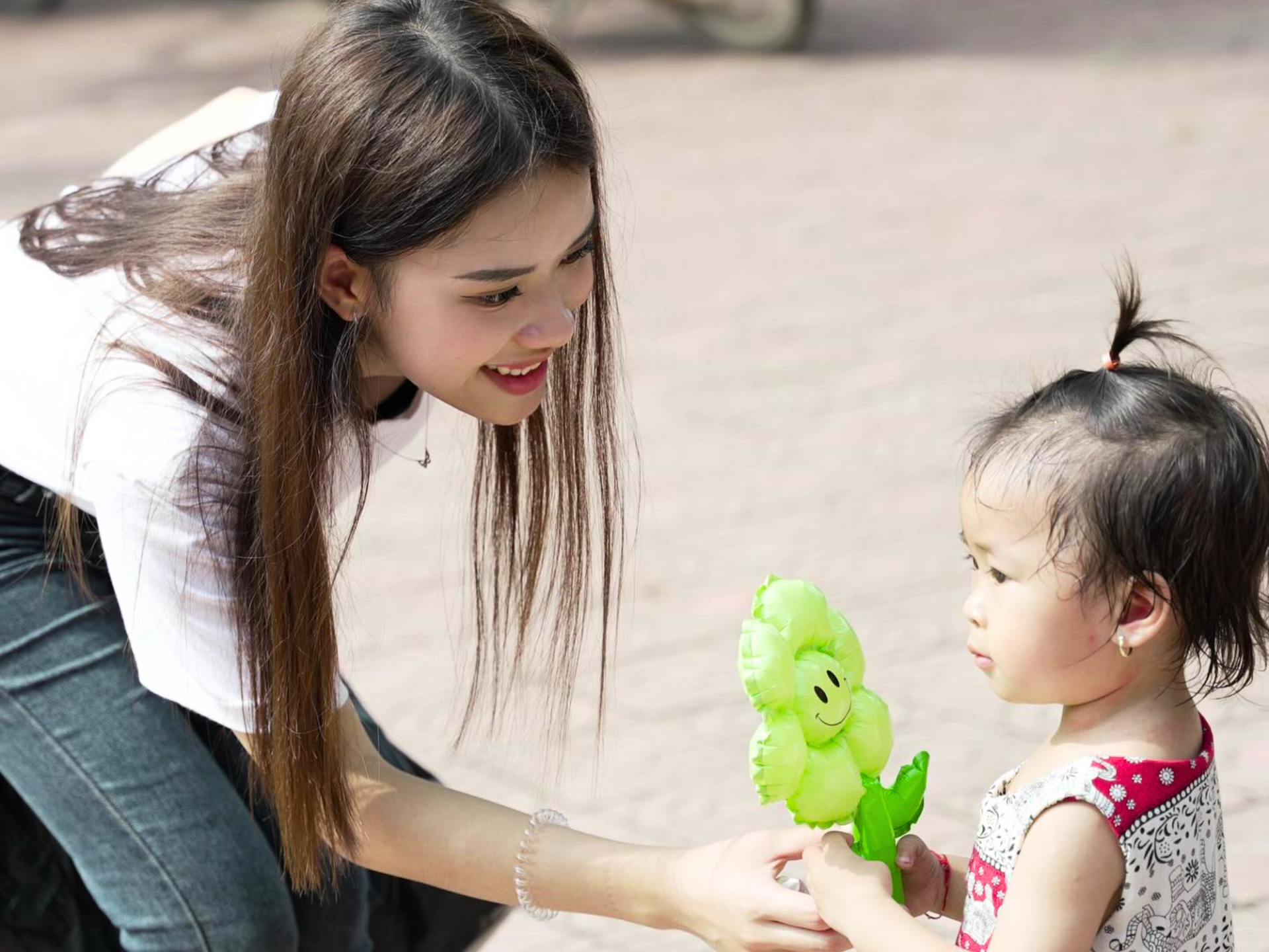 Cô gái xinh như hoa hậu là trưởng ban tổ chức dự án thiện nguyện vùng cao - ảnh 2