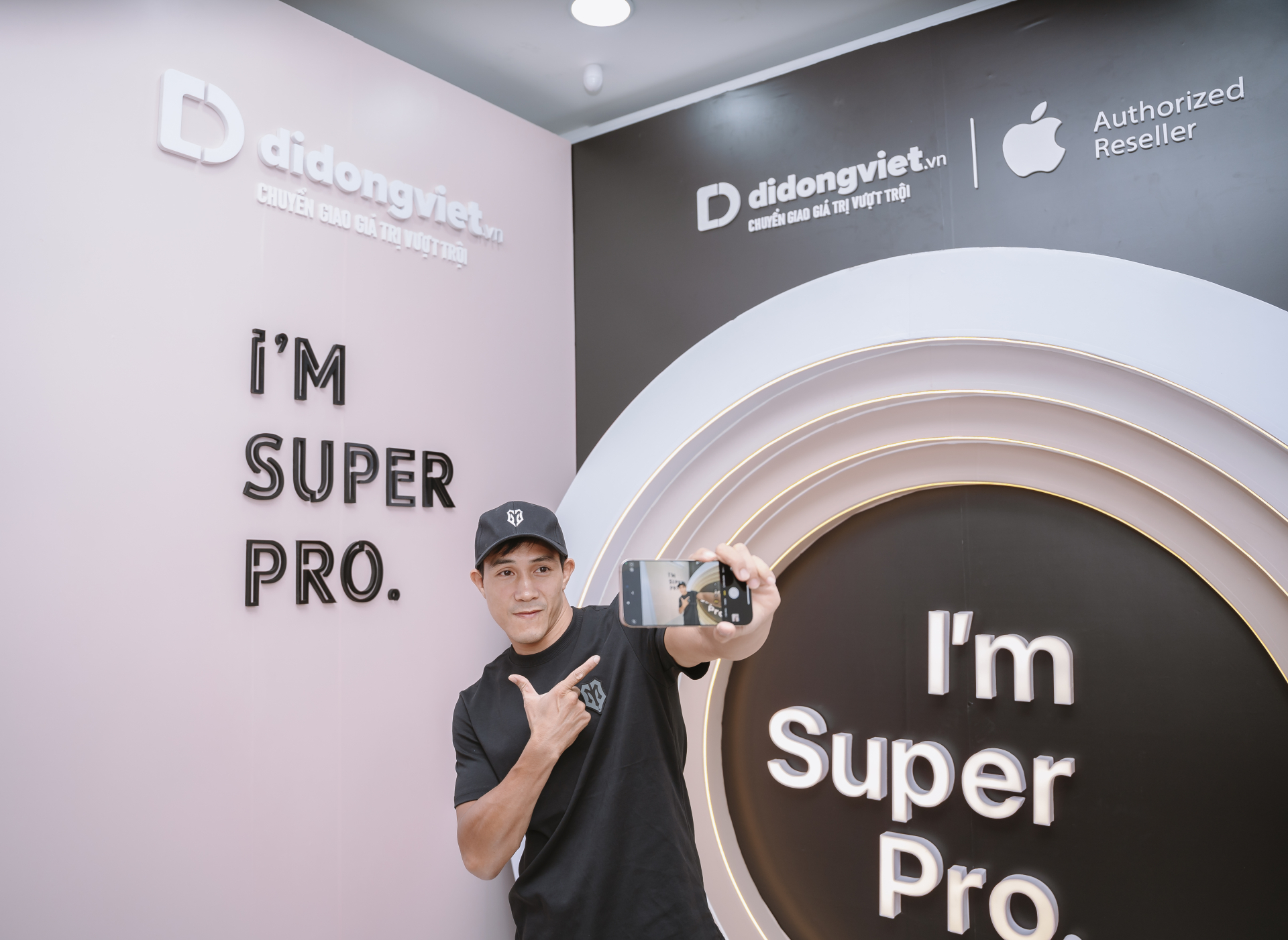 Dàn nghệ sĩ “Anh trai vượt ngàn chông gai” đi sắm iPhone 16 Pro Max - ảnh 3