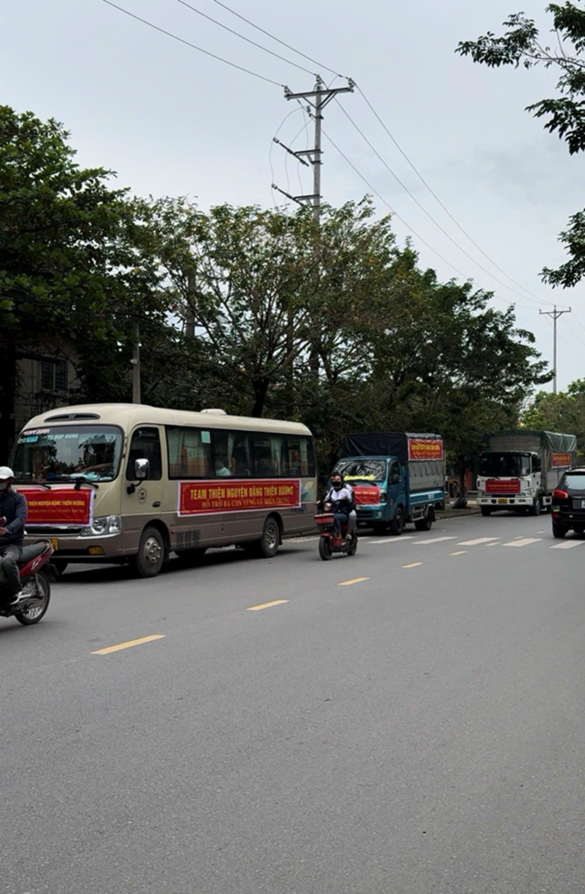 Đặng Thiên Hương và những chuyến xe xuyên đêm vào điểm lũ lớn Lệ Thuỷ , Quảng Bình hỗ trợ bà con - ảnh 11