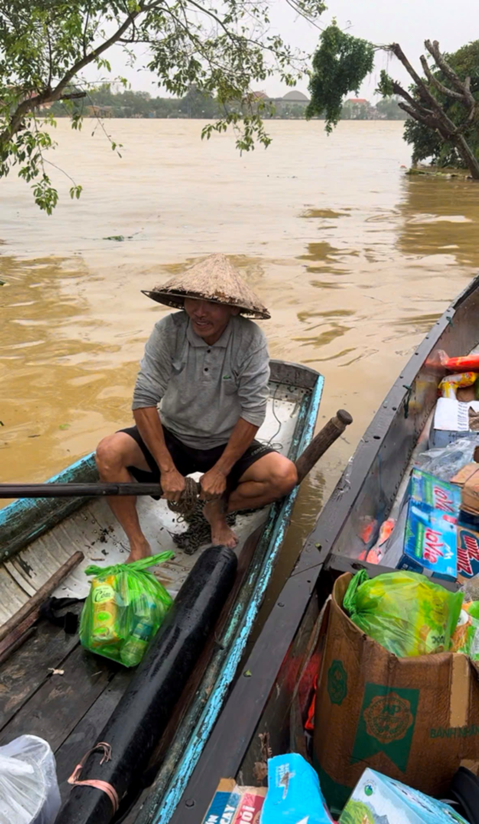 Đặng Thiên Hương và những chuyến xe xuyên đêm vào điểm lũ lớn Lệ Thuỷ , Quảng Bình hỗ trợ bà con - ảnh 7