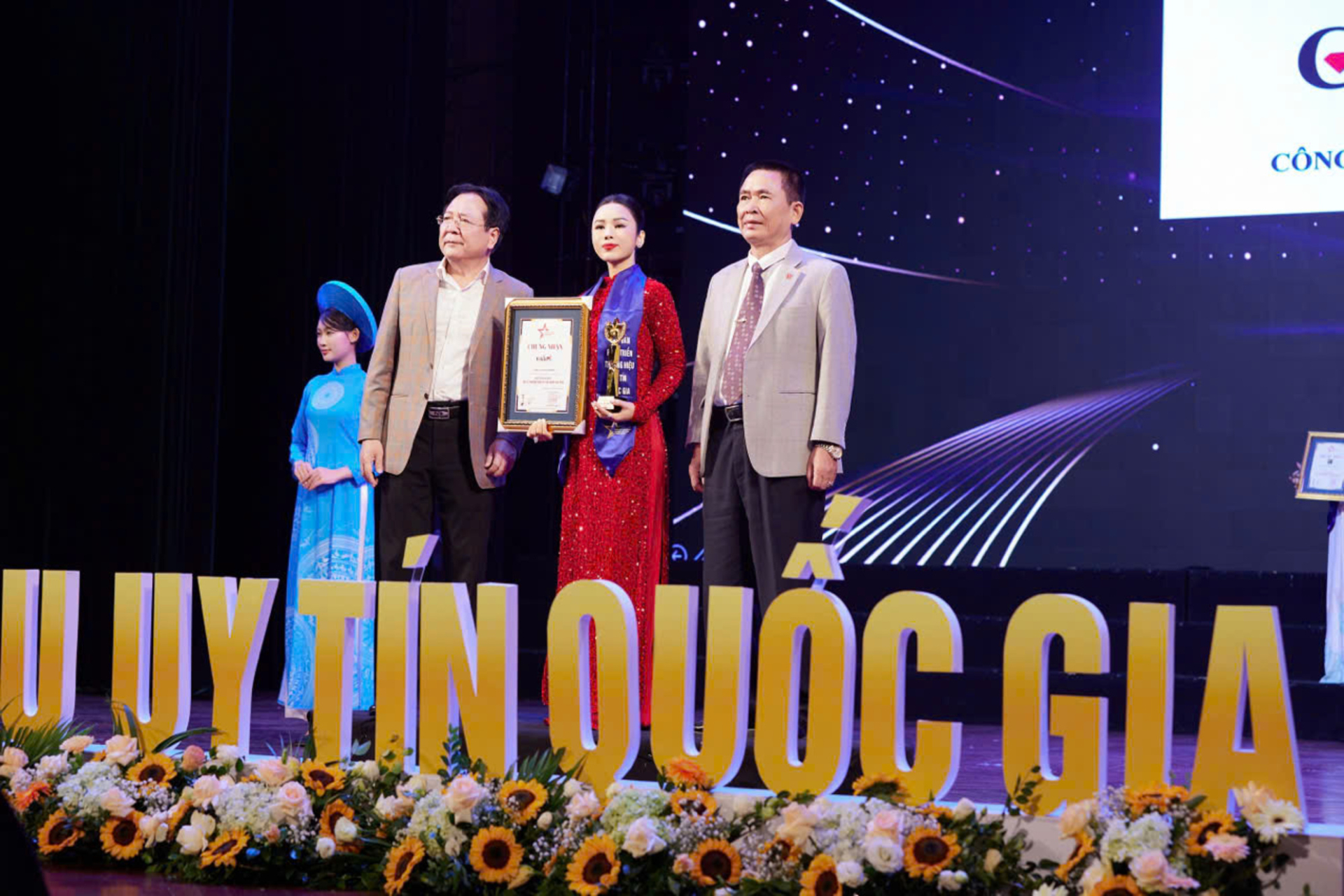 Nữ doanh nhân Vũ Phương Thúy đại diện ChitPi Diamond nhận Cúp Thương hiệu Uy tín Quốc gia 2024 - ảnh 1