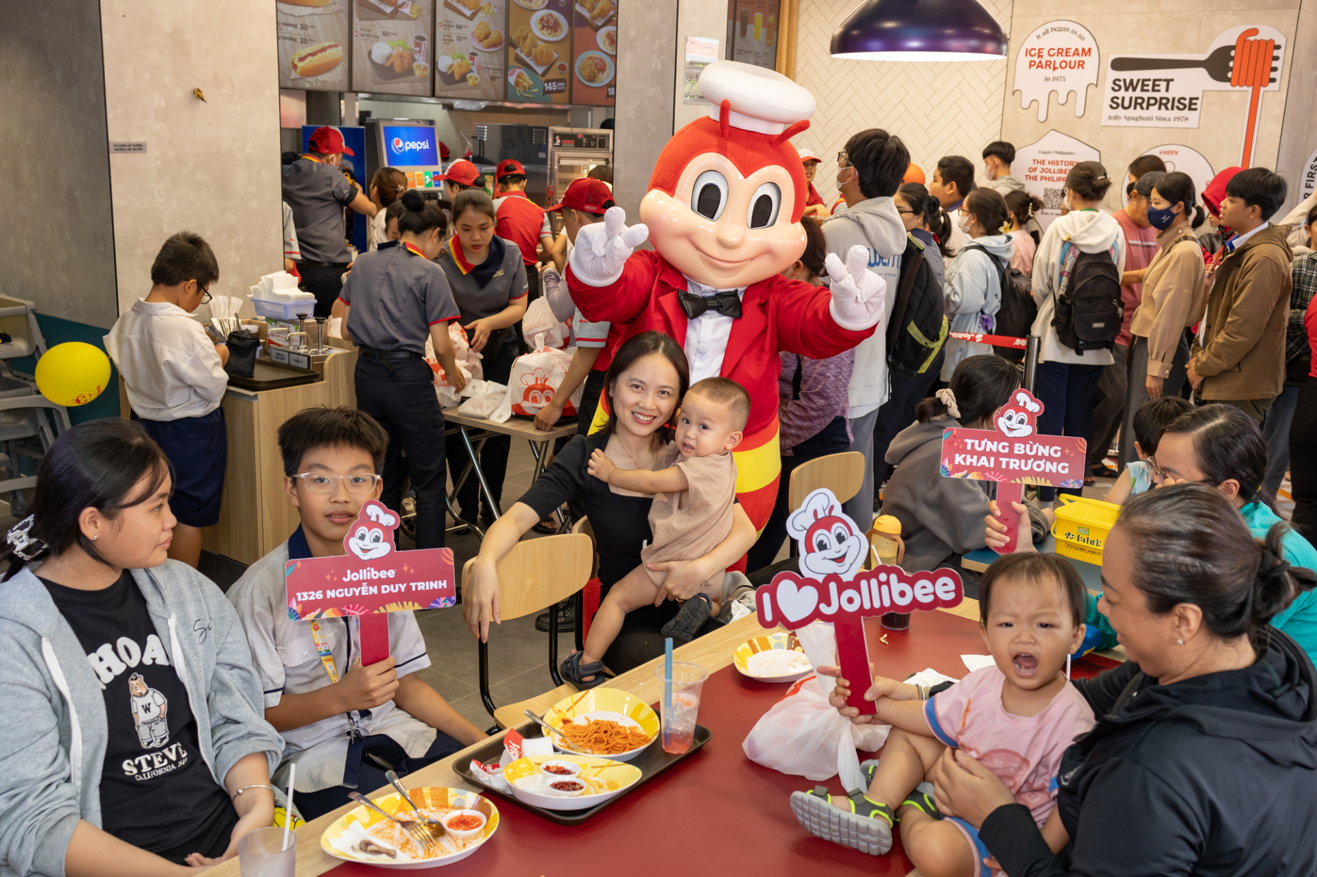 Jollibee Việt Nam - 2 thập kỷ lan tỏa niềm vui đến hàng triệu khách hàng - ảnh 2