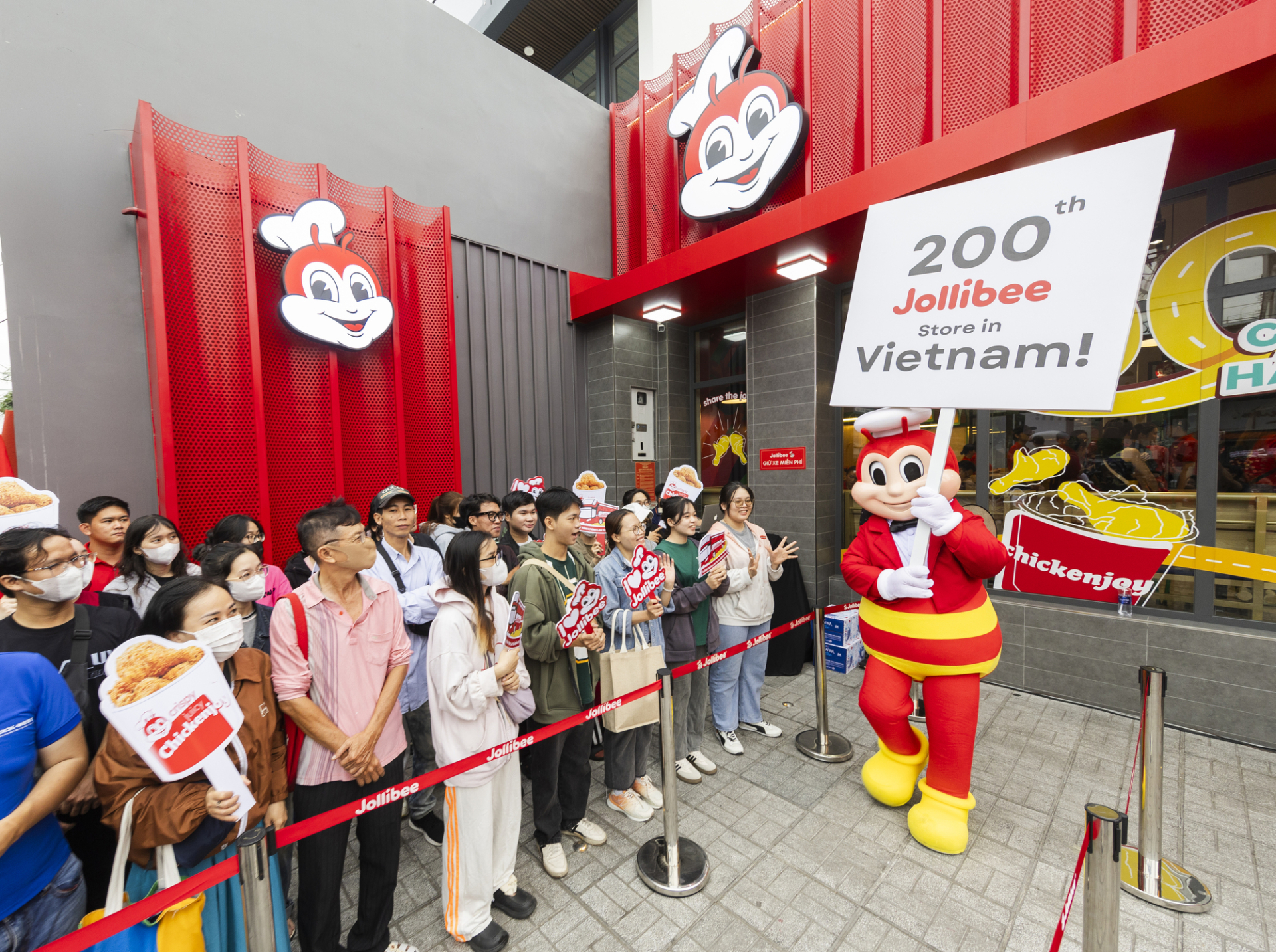Kay Trần checkin tại buổi khai trương cửa hàng thứ 200 của Jollibee Việt Nam - ảnh 1