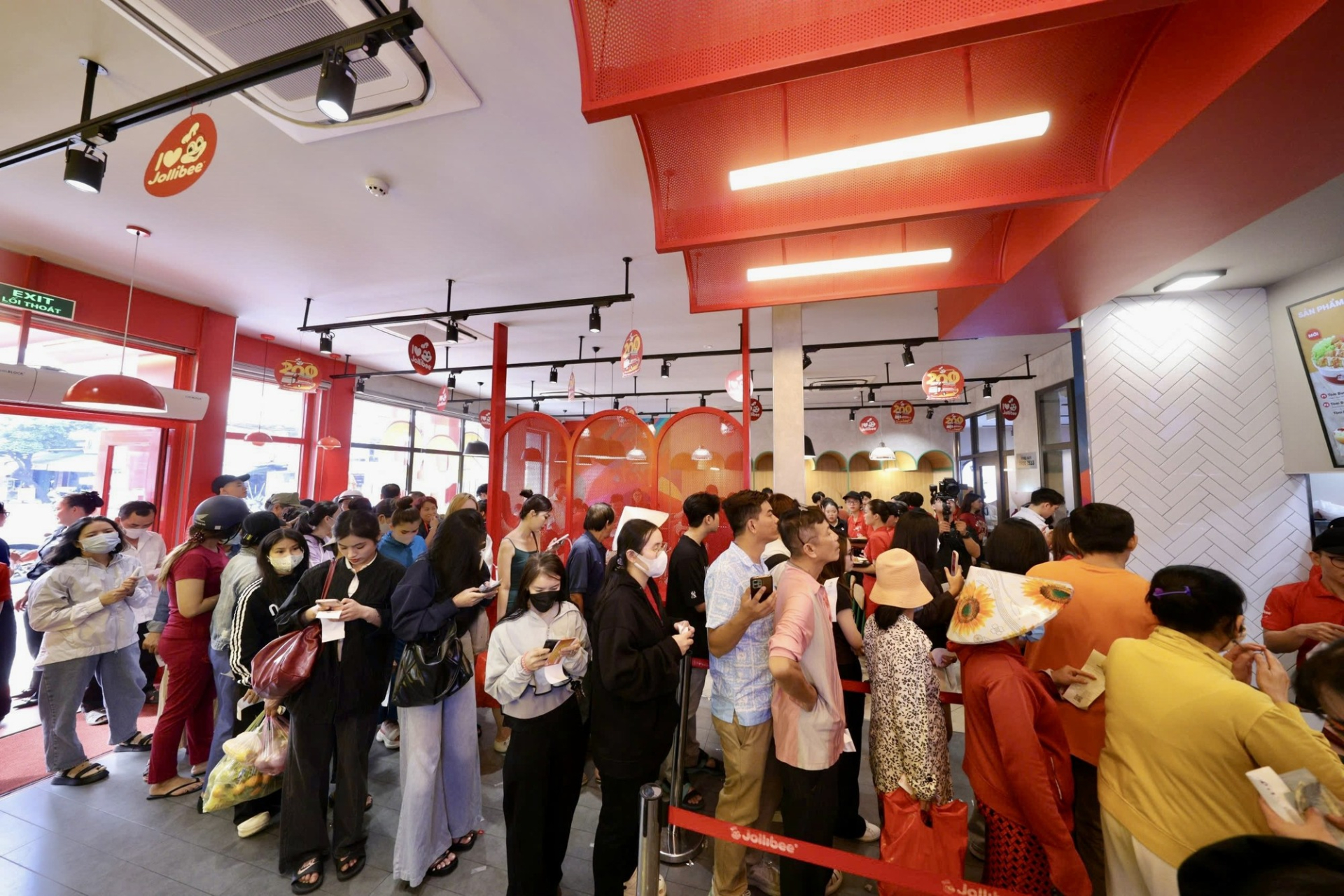 Kay Trần checkin tại buổi khai trương cửa hàng thứ 200 của Jollibee Việt Nam - ảnh 5