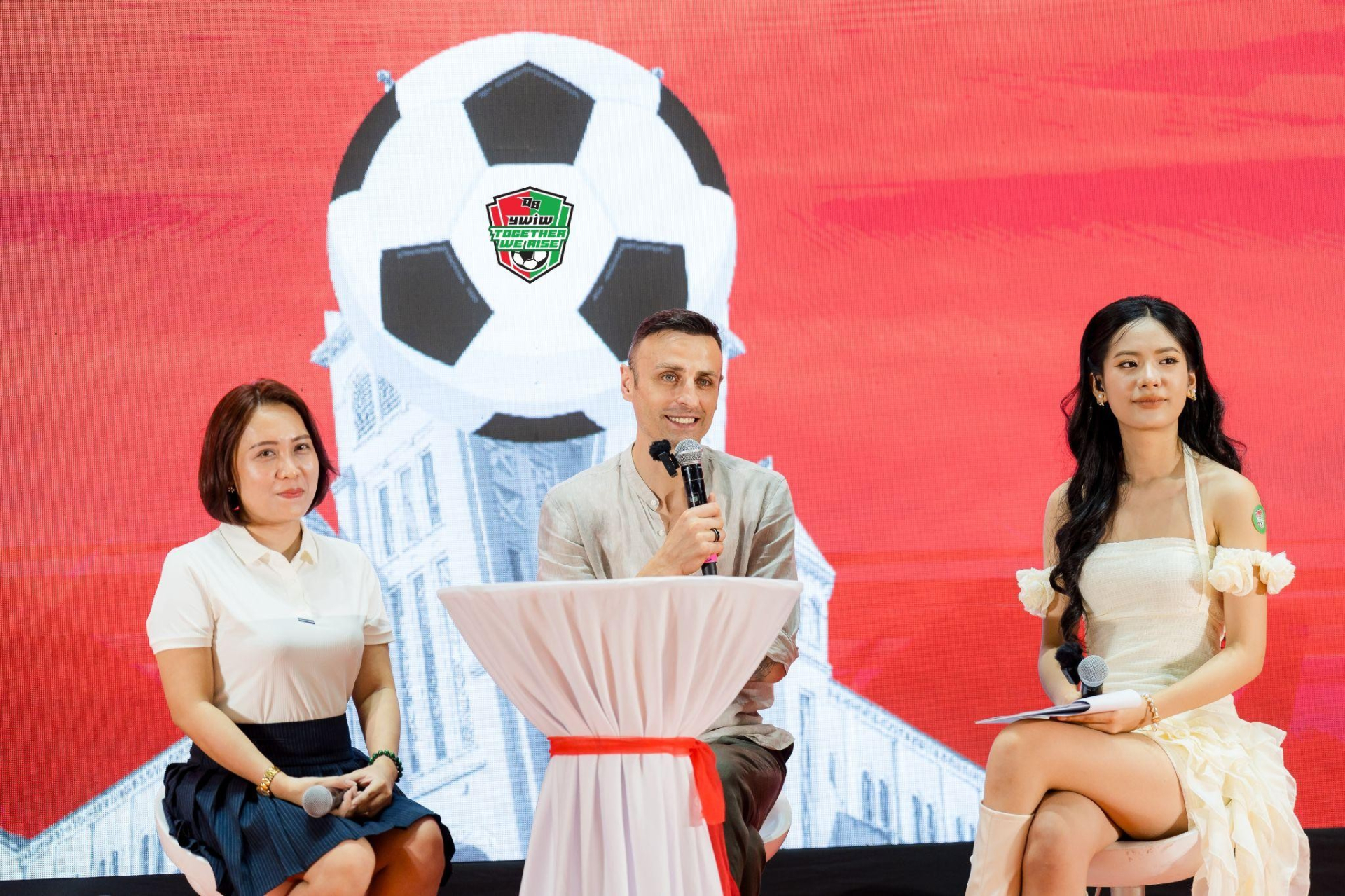Dimitar Berbatov Tái Ngộ Fan Việt tại sự kiện “Together We Rise” - ảnh 1