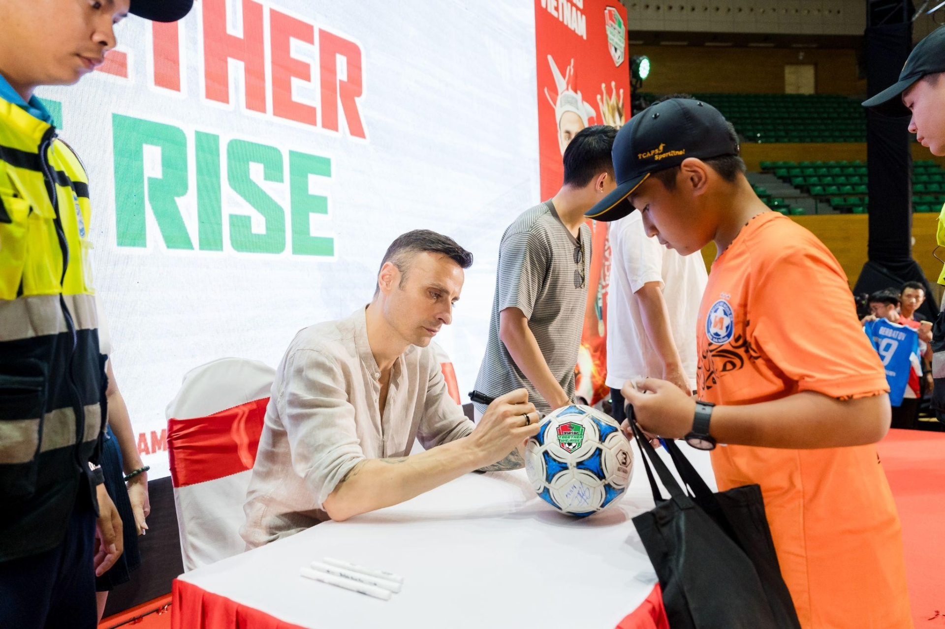 Dimitar Berbatov Tái Ngộ Fan Việt tại sự kiện “Together We Rise” - ảnh 7