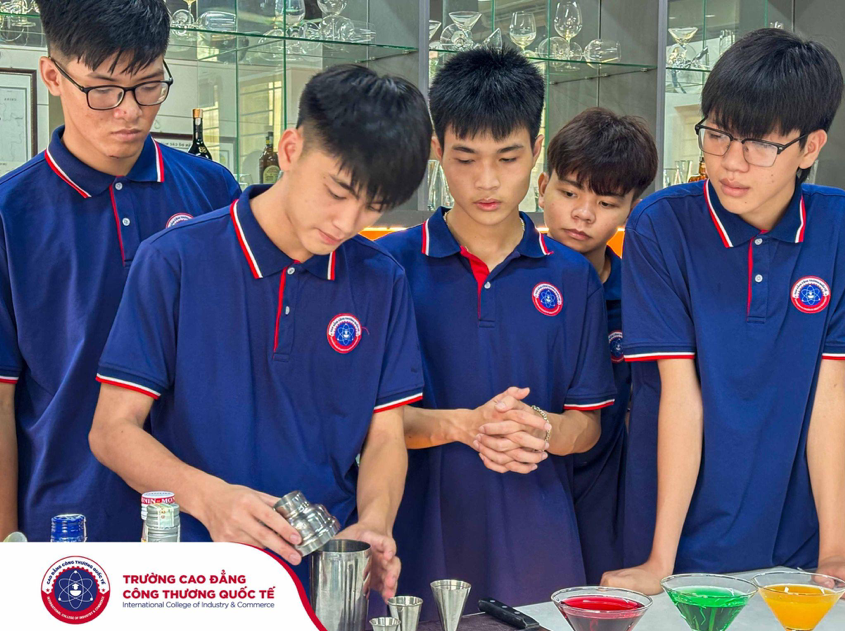 Khám phá phòng thực hành chuẩn “5 sao” của sinh viên Cao đẳng Công thương Quốc tế - ảnh 2
