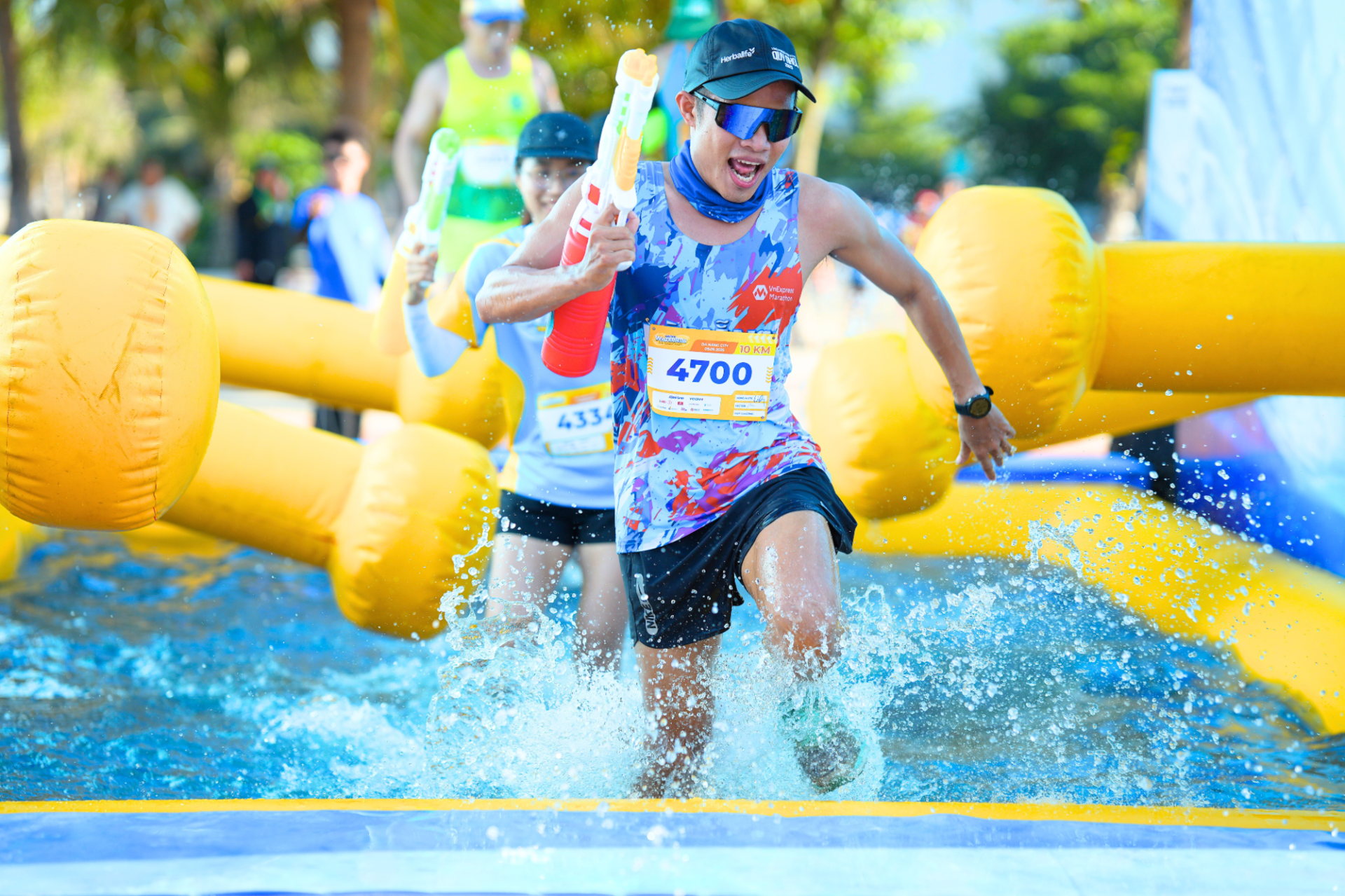 Ngàn Khoảnh Khắc Mát Mẻ Hạ Nhiệt Nắng Hè Tại Đường Chạy Nước Revive Water Run Đà Nẵng 2025 - ảnh 4