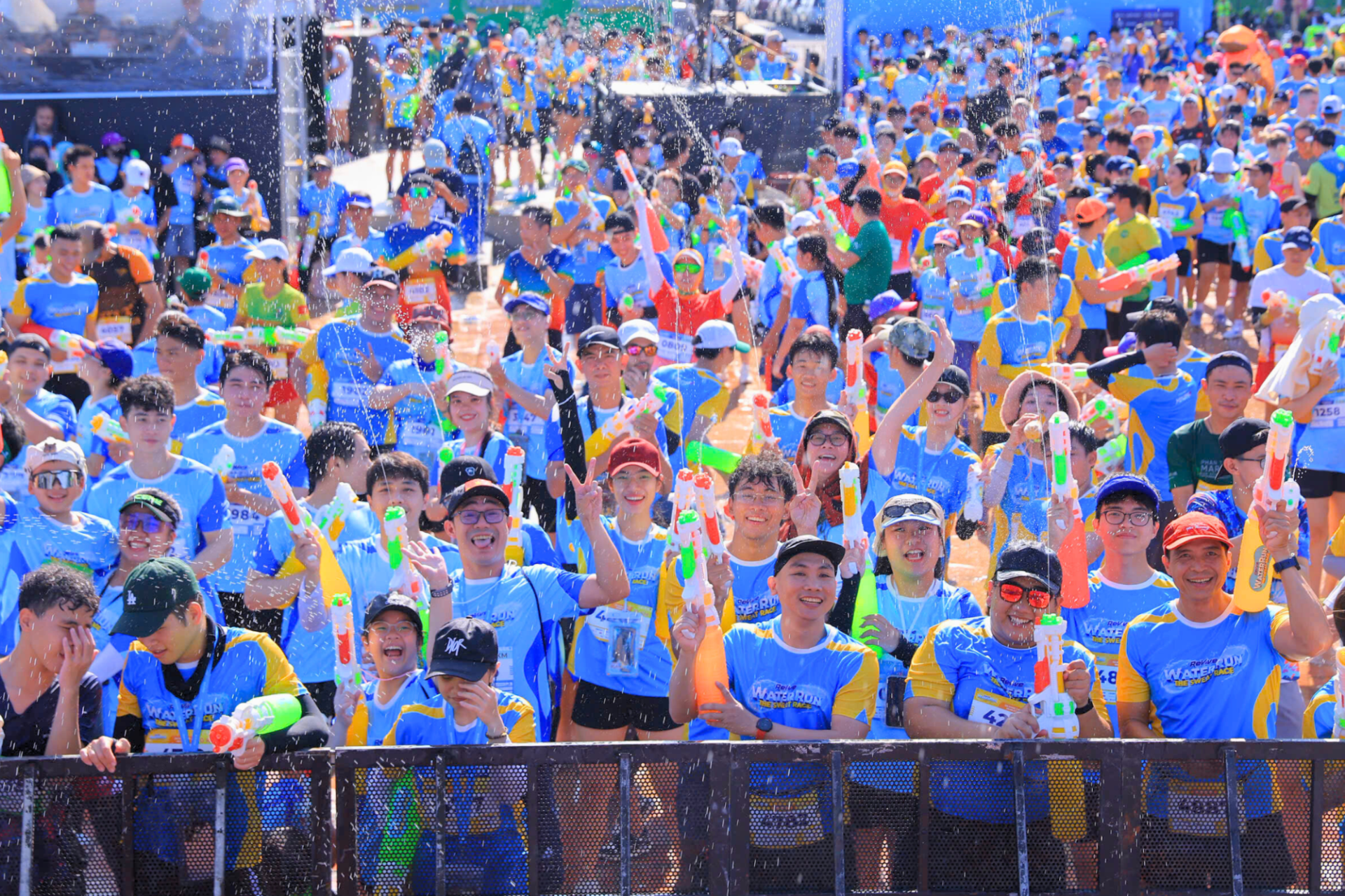 Ngàn Khoảnh Khắc Mát Mẻ Hạ Nhiệt Nắng Hè Tại Đường Chạy Nước Revive Water Run Đà Nẵng 2025 - ảnh 8