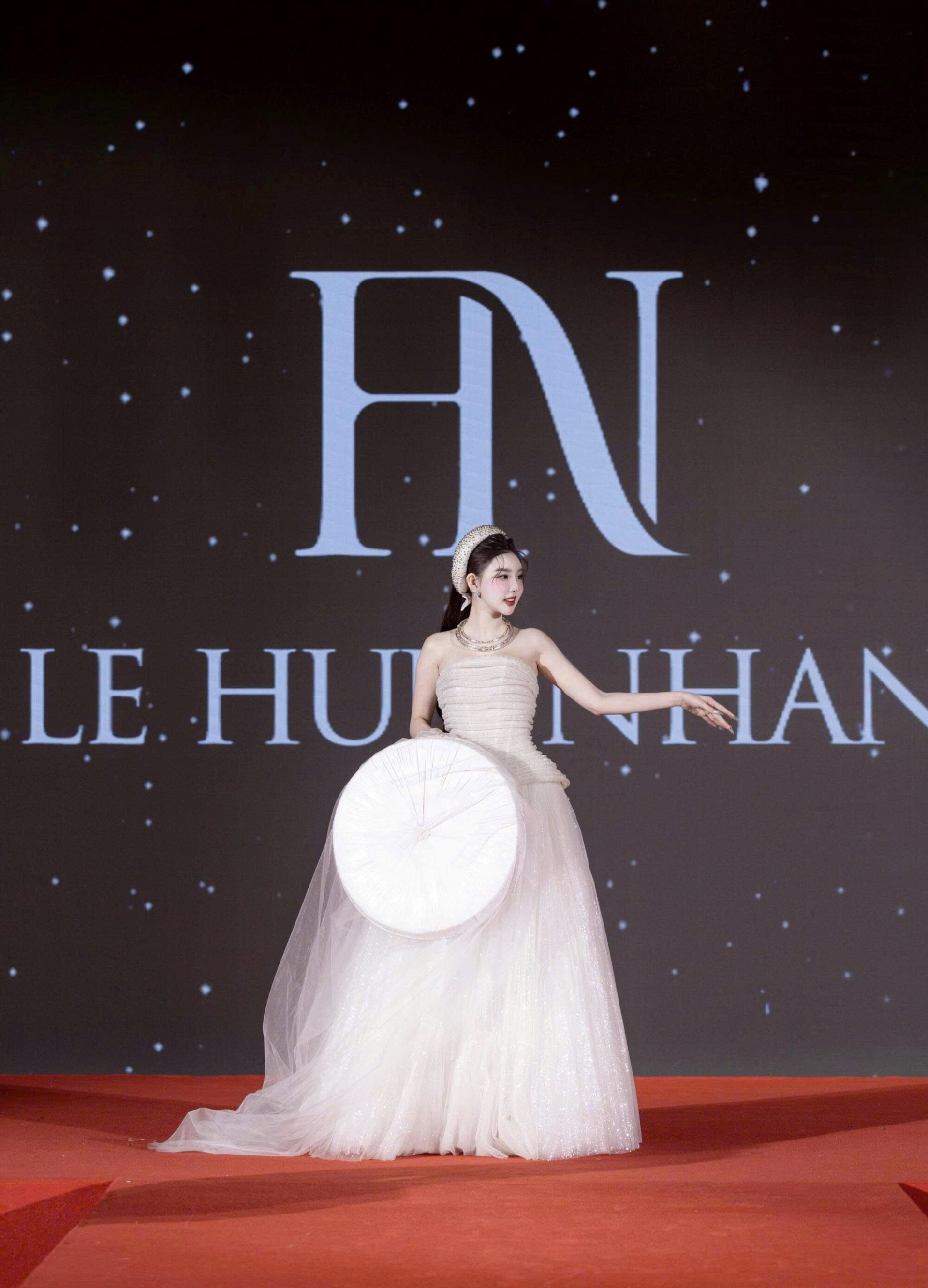 Hoa hậu Kiều Vũ hoá nàng thơ trong BST Sắc son Việt Nam của NTK Lê Hữu Nhân - ảnh 1