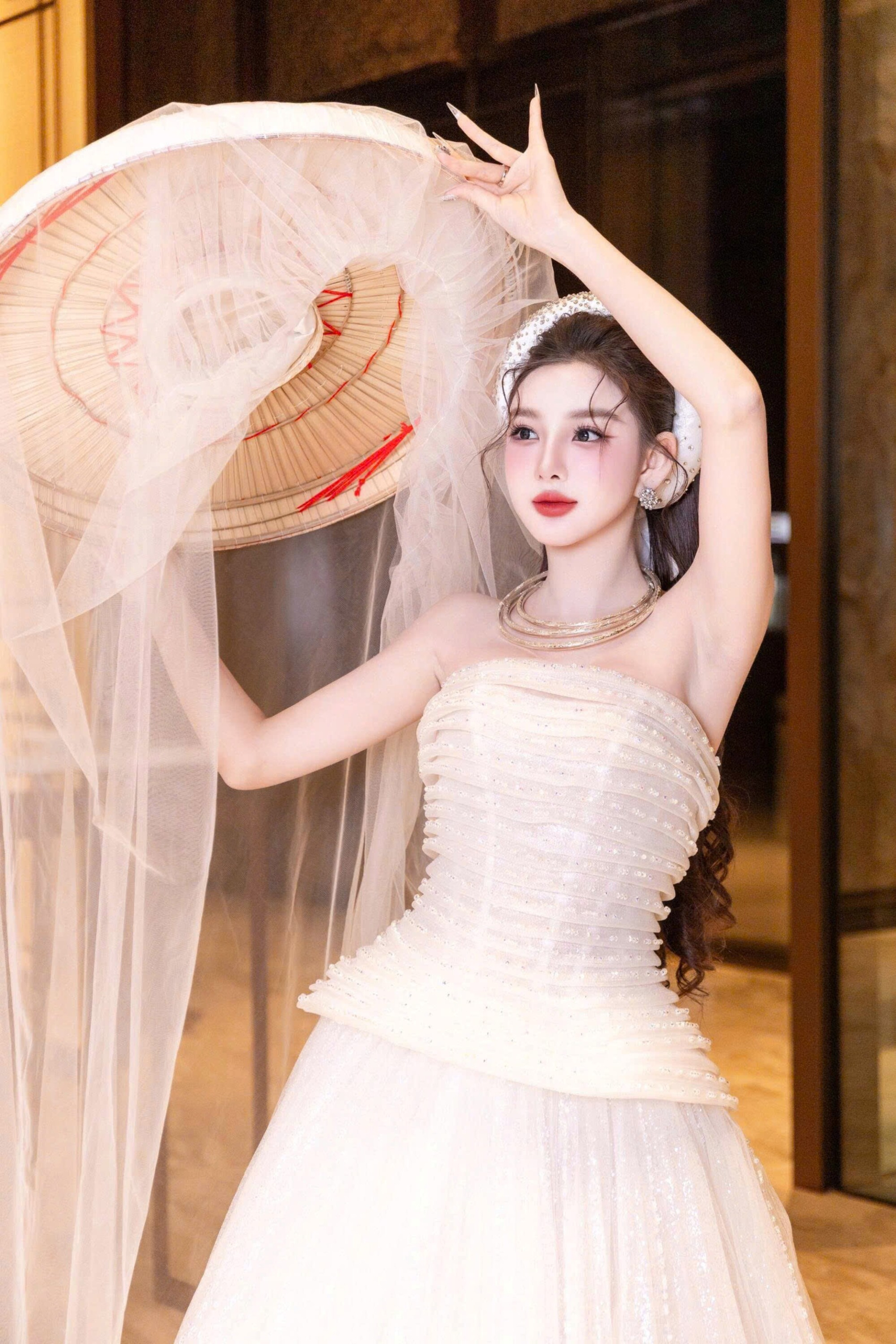 Hoa hậu Kiều Vũ hoá nàng thơ trong BST Sắc son Việt Nam của NTK Lê Hữu Nhân - ảnh 3
