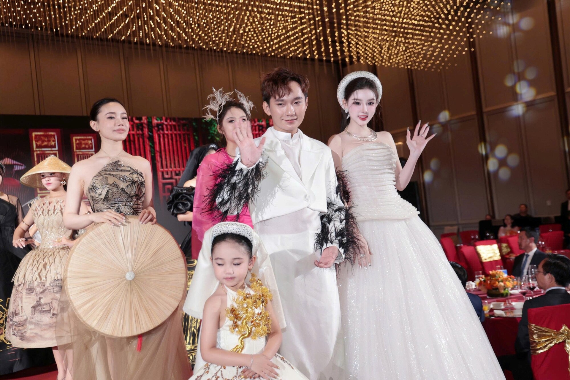 Hoa hậu Kiều Vũ hoá nàng thơ trong BST Sắc son Việt Nam của NTK Lê Hữu Nhân - ảnh 7